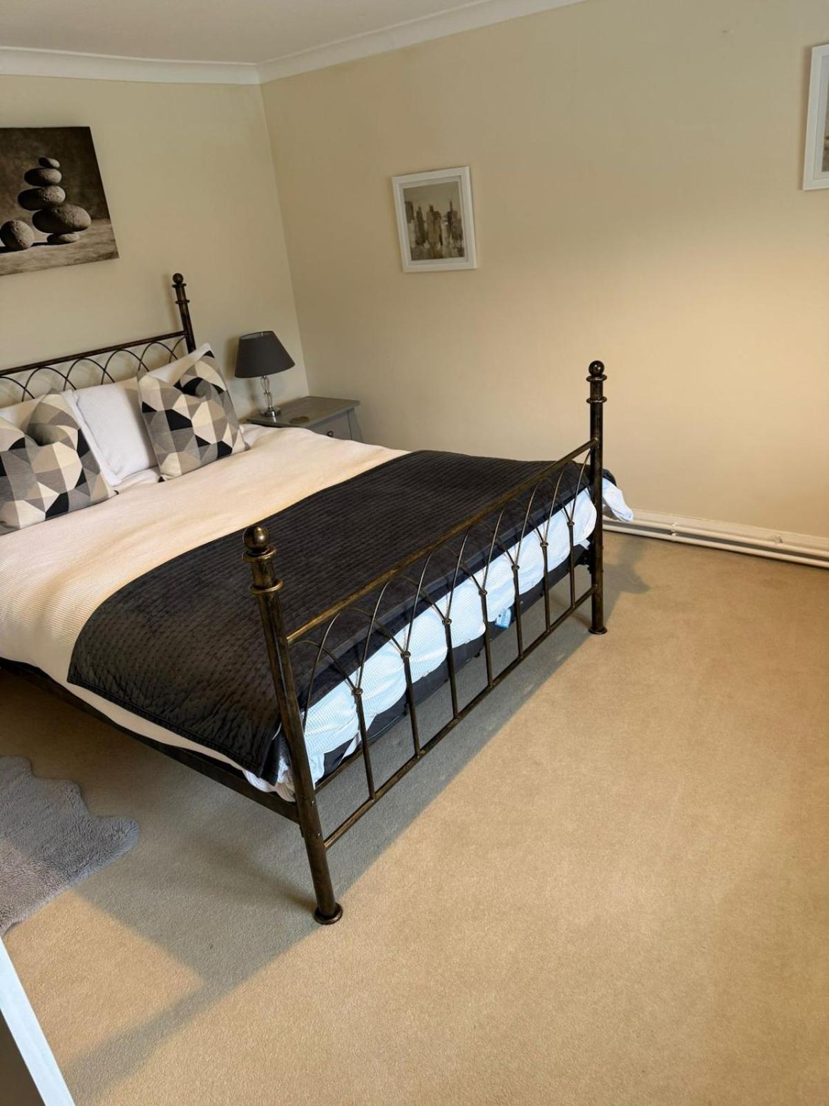Cozy 3 Bed Cottage in Harrogate with free parking and strong wifi