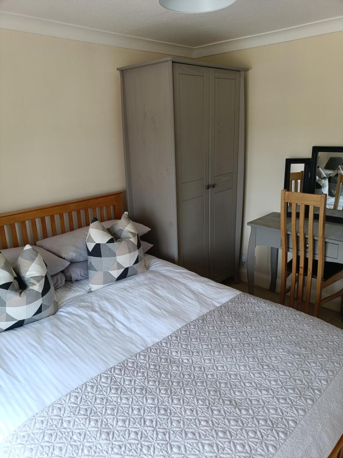Cozy 3 Bed Cottage in Harrogate with free parking and strong wifi