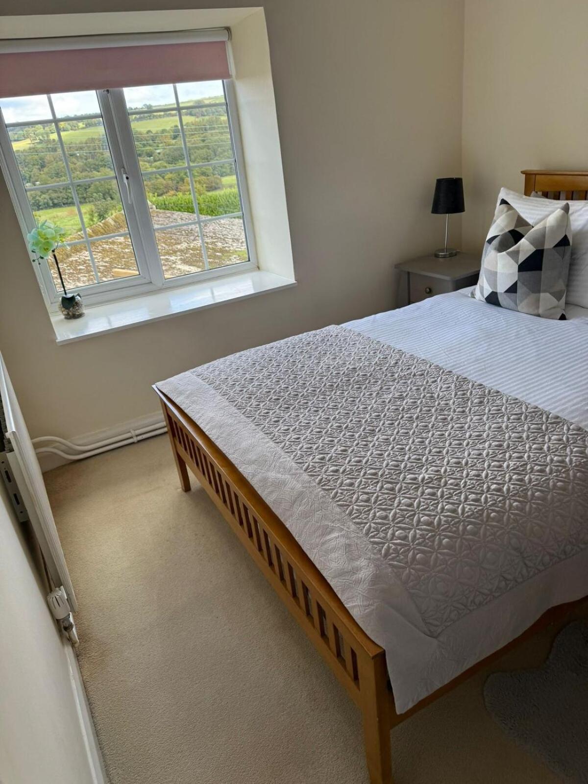 Cozy 3 Bed Cottage in Harrogate with free parking and strong wifi