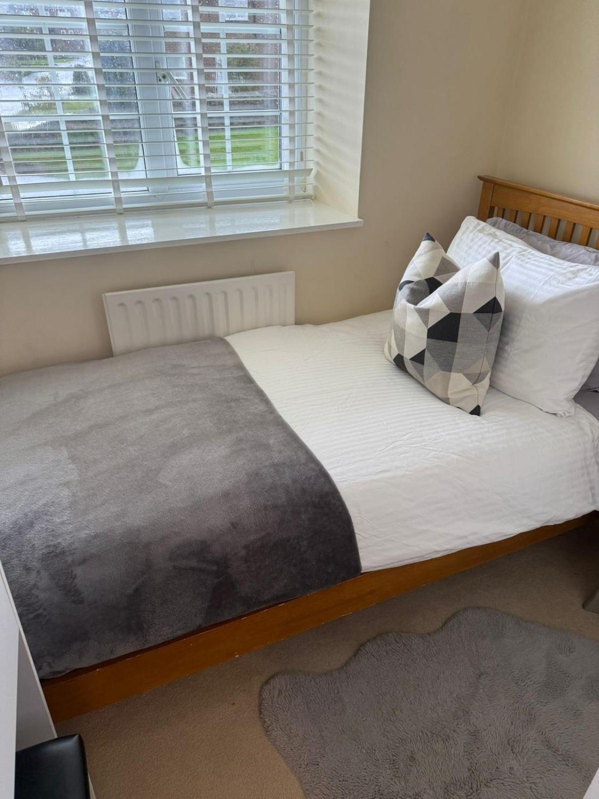 Cozy 3 Bed Cottage in Harrogate with free parking and strong wifi