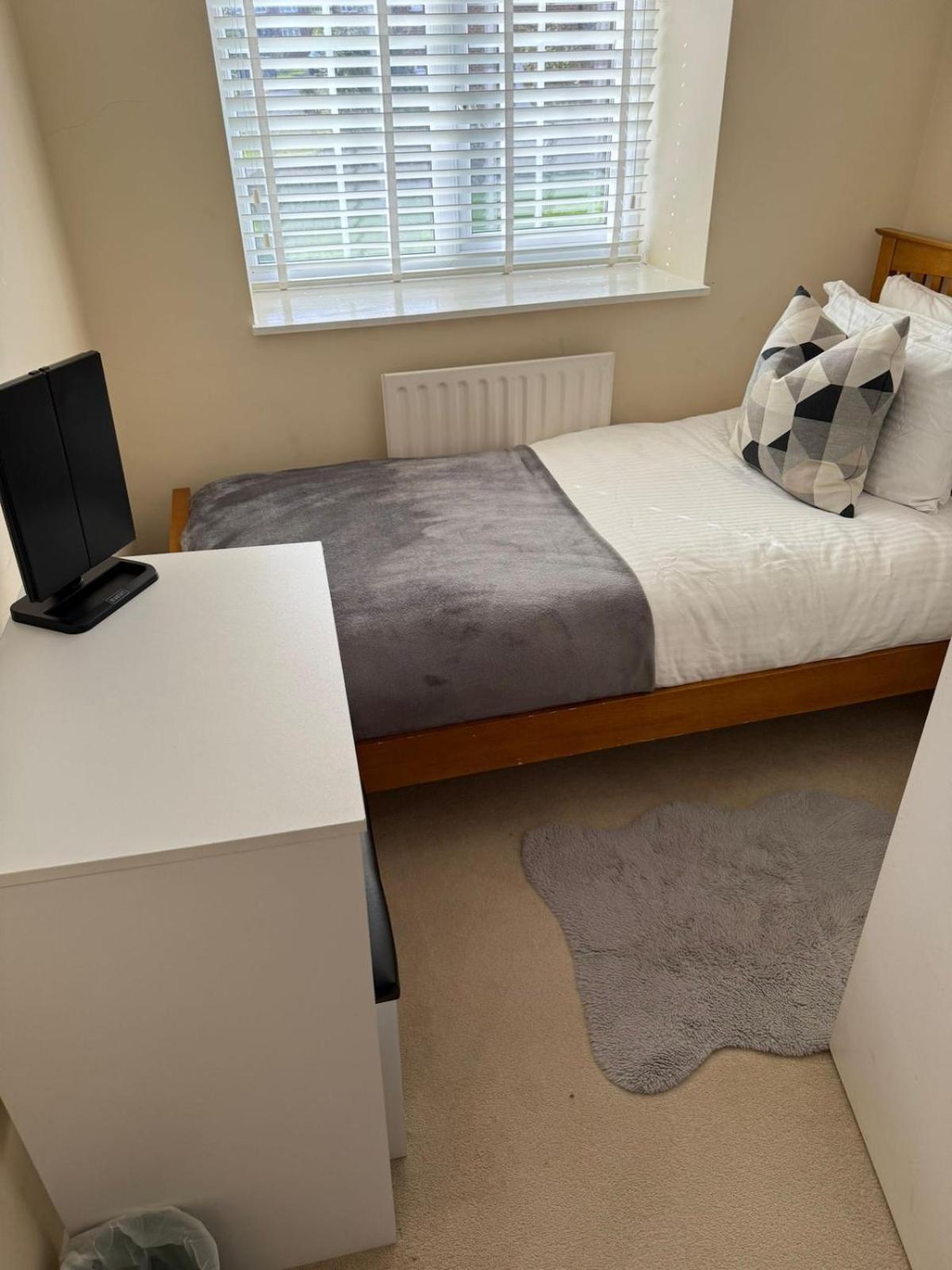 Cozy 3 Bed Cottage in Harrogate with free parking and strong wifi