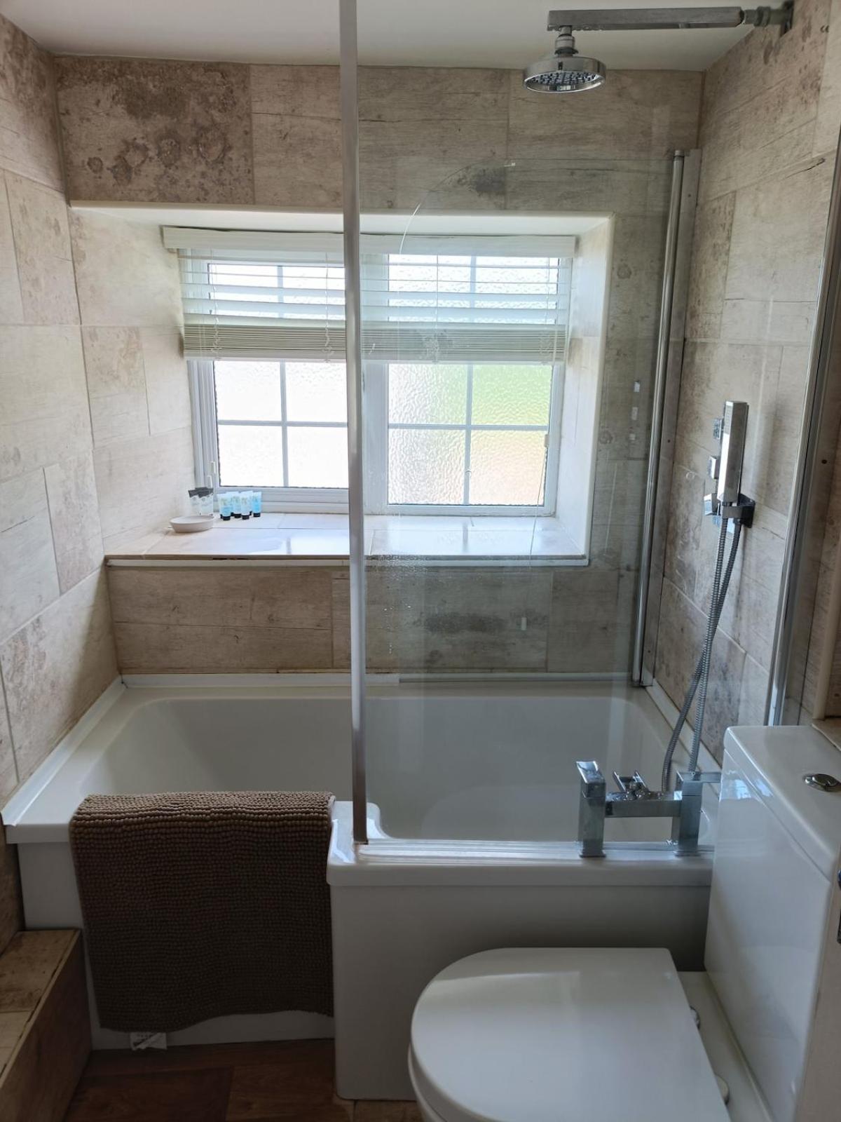 Cozy 3 Bed Cottage in Harrogate with free parking and strong wifi