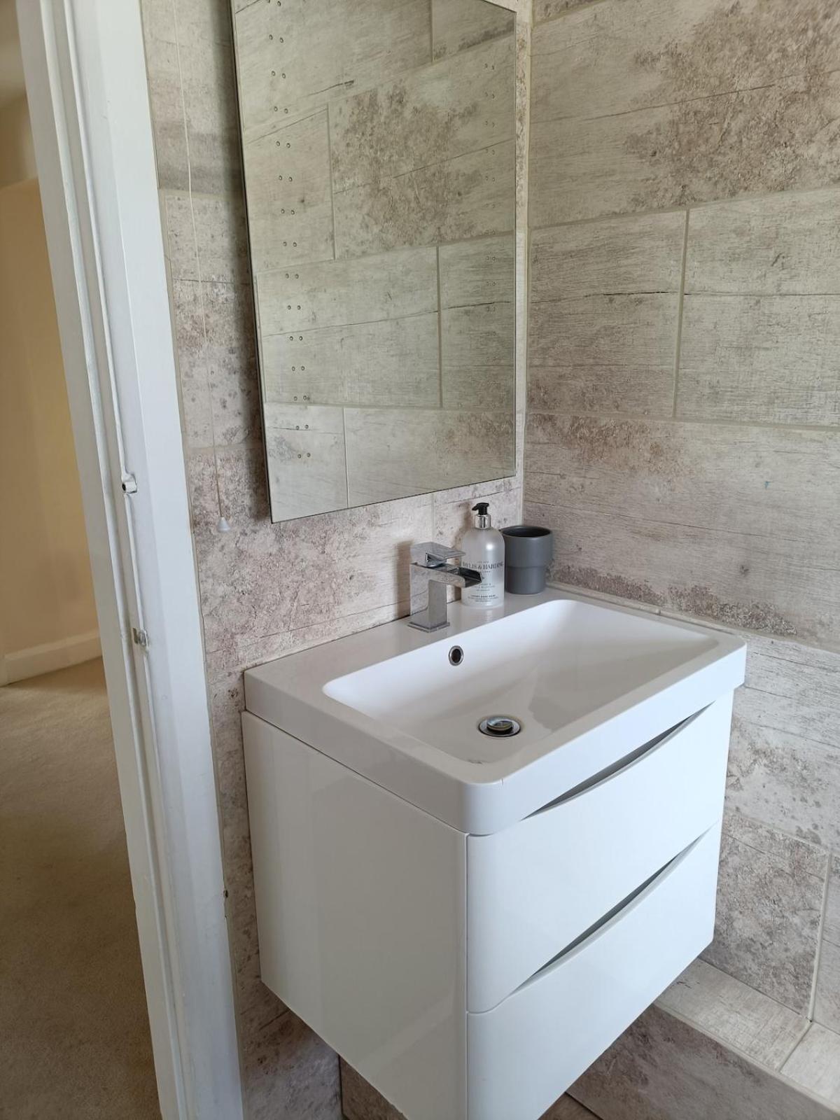 Cozy 3 Bed Cottage in Harrogate with free parking and strong wifi