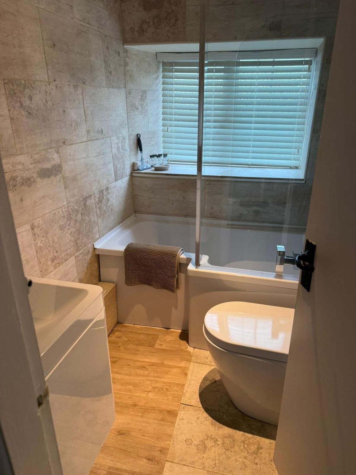 Cozy 3 Bed Cottage in Harrogate with free parking and strong wifi