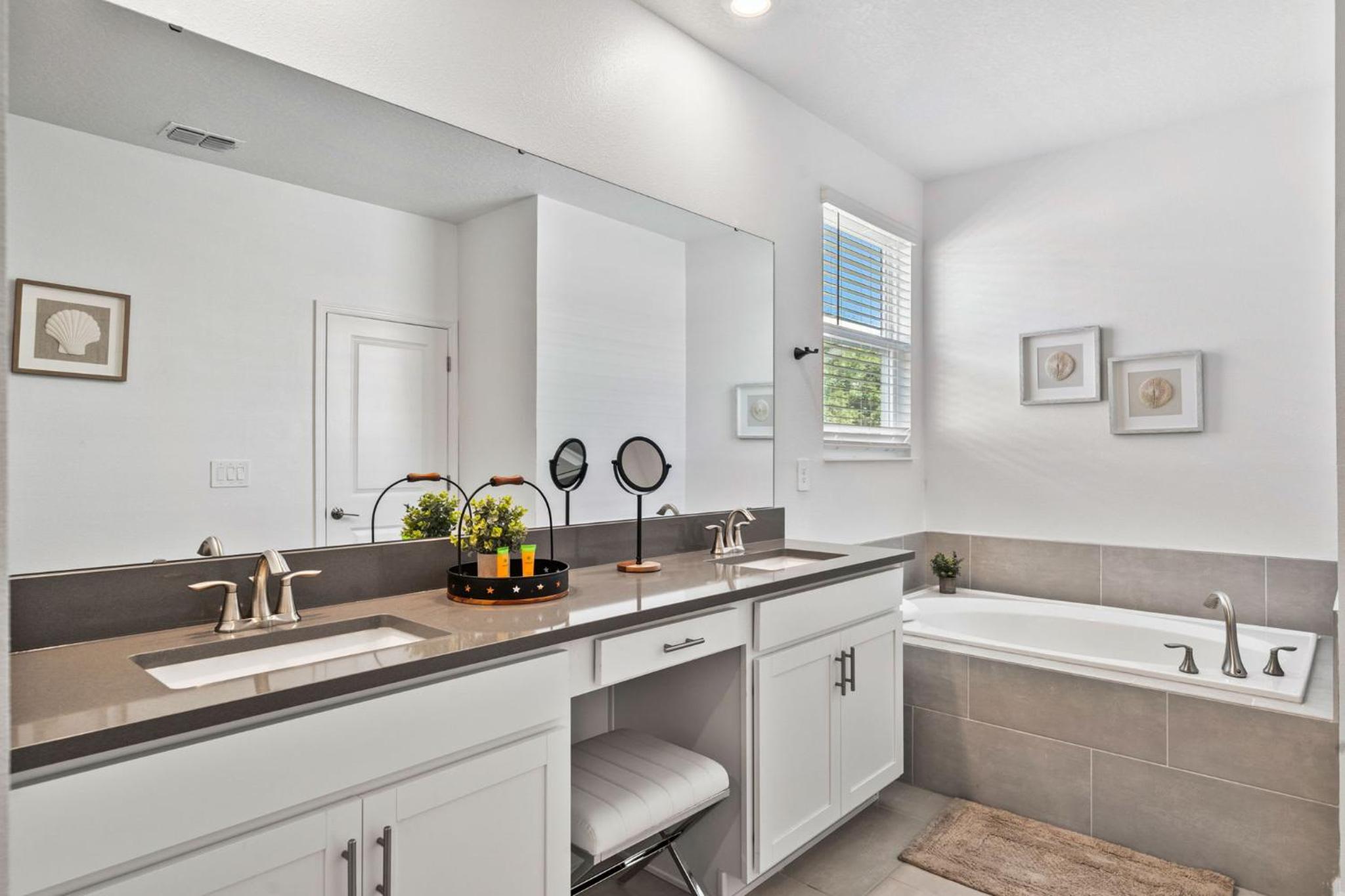 Fabulous Villa 5Bd Pool & Spa - Next to Disney 611