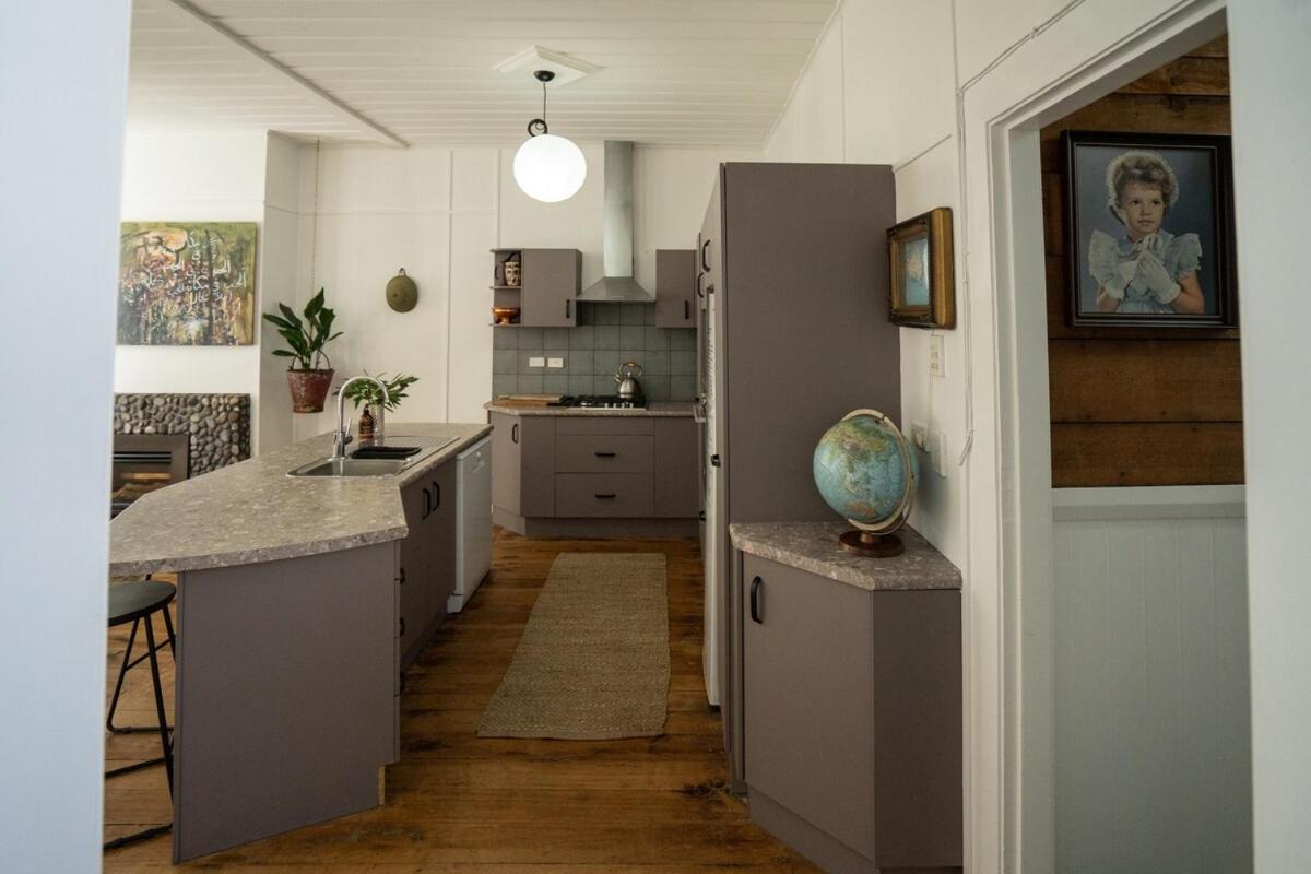 City Apartment - Steps to Cafés, Galleries & Coast