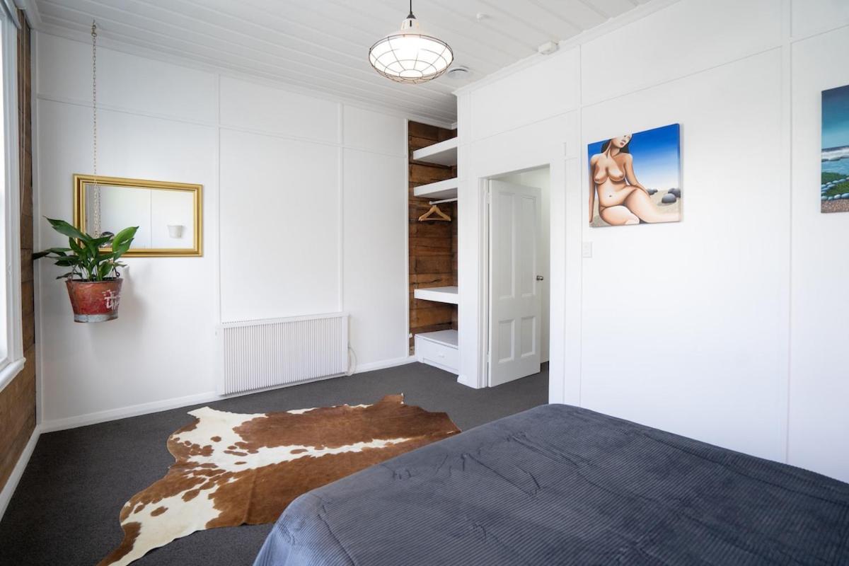 City Apartment - Steps to Cafés, Galleries & Coast