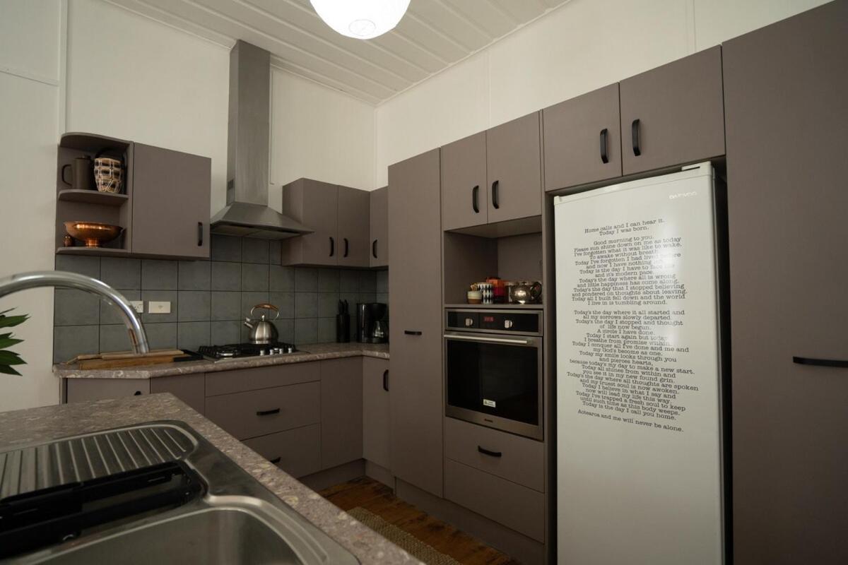 City Apartment - Steps to Cafés, Galleries & Coast