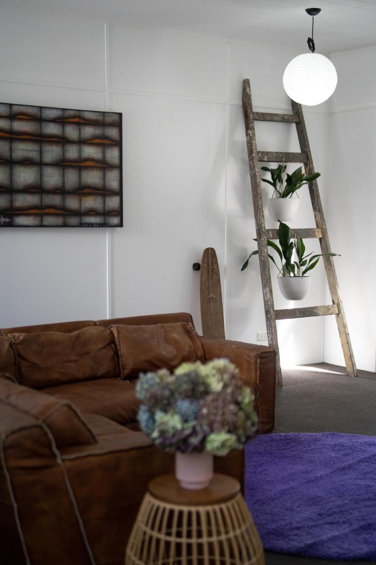 City Apartment - Steps to Cafés, Galleries & Coast