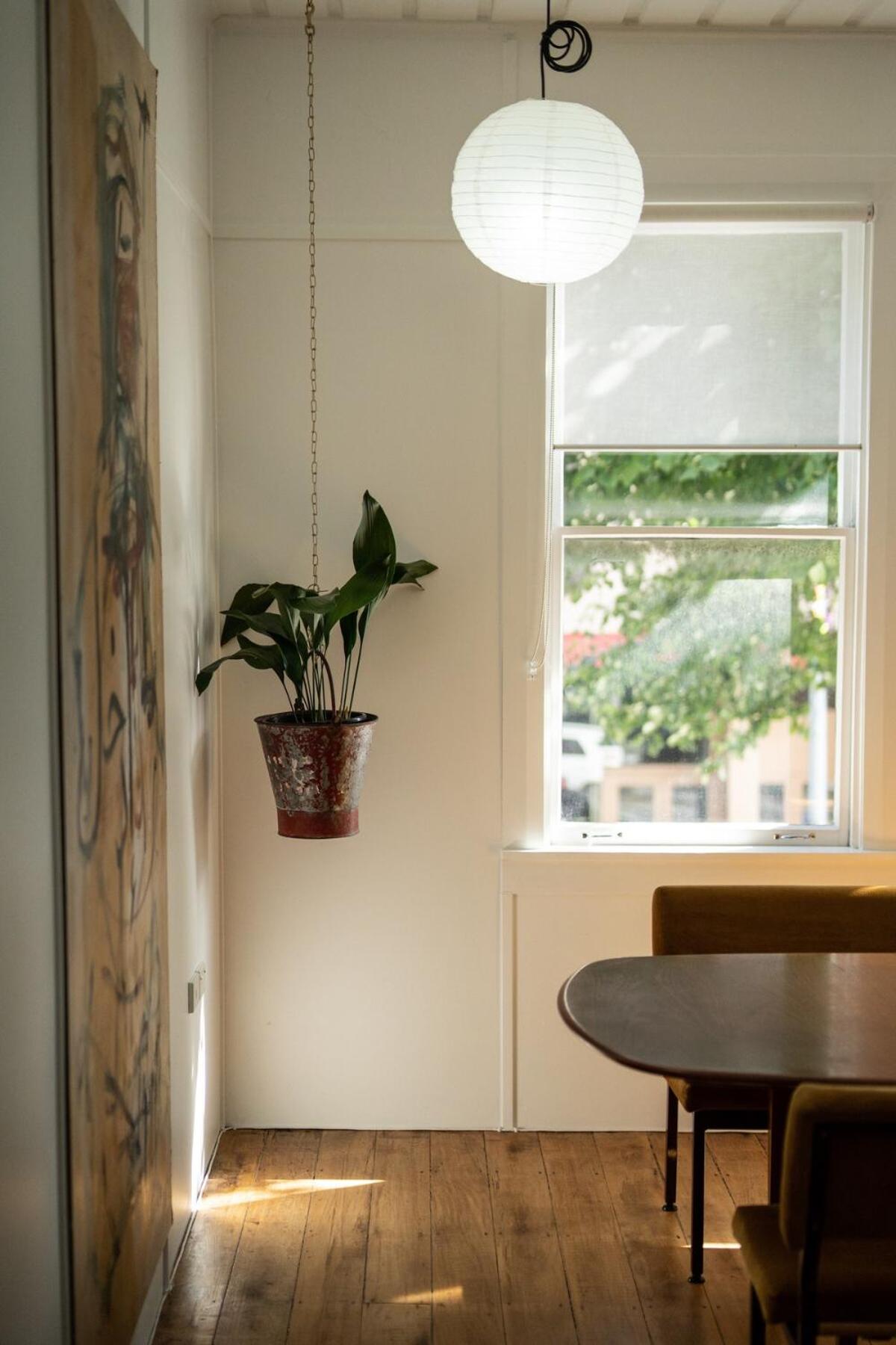 City Apartment - Steps to Cafés, Galleries & Coast