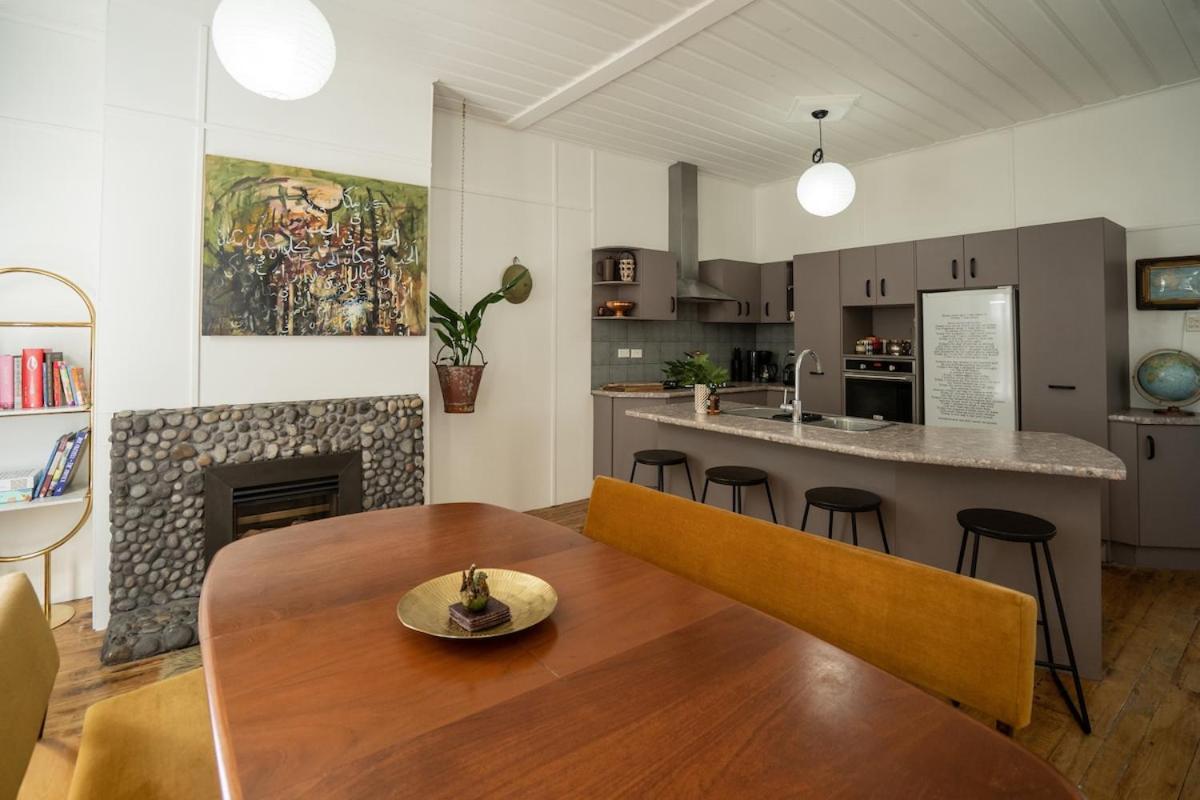 City Apartment - Steps to Cafés, Galleries & Coast