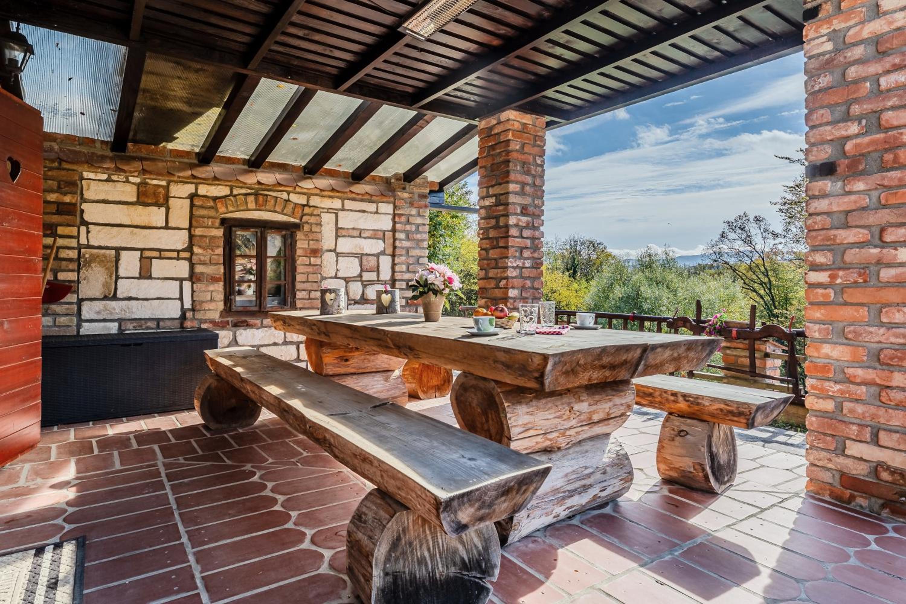 Nature Lodge With Sauna and Hot Tub - Happy Rentals