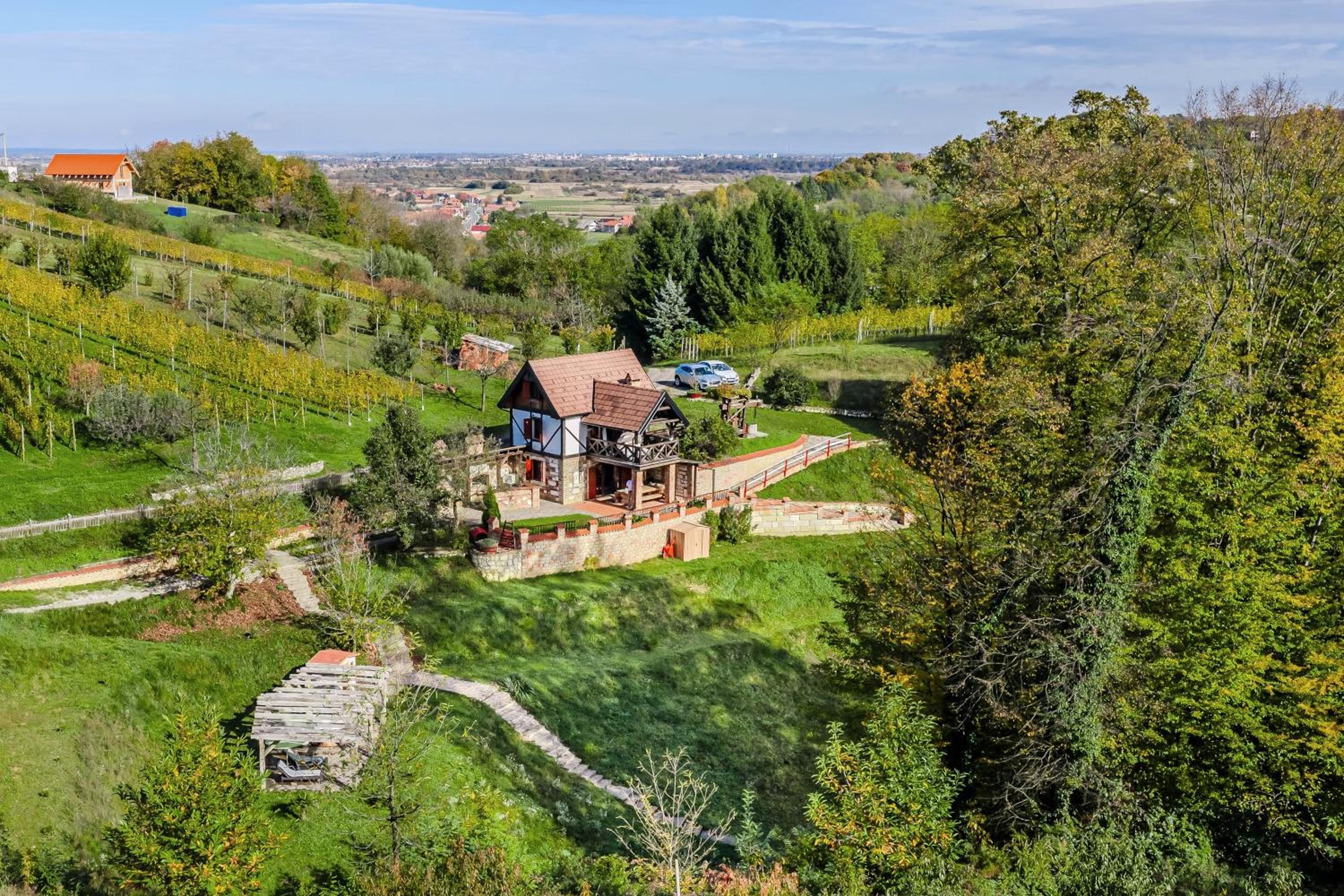 Nature Lodge With Sauna and Hot Tub - Happy Rentals