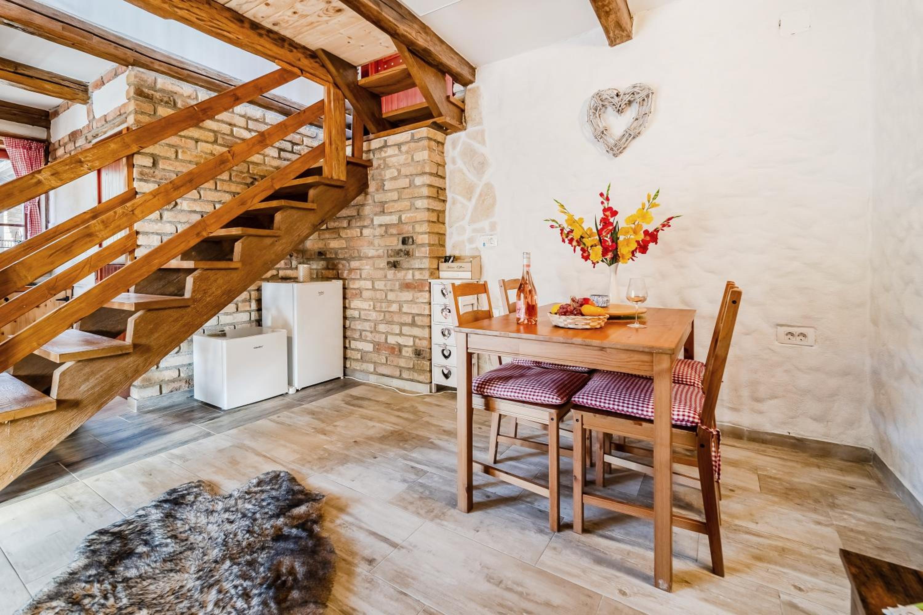 Nature Lodge With Sauna and Hot Tub - Happy Rentals
