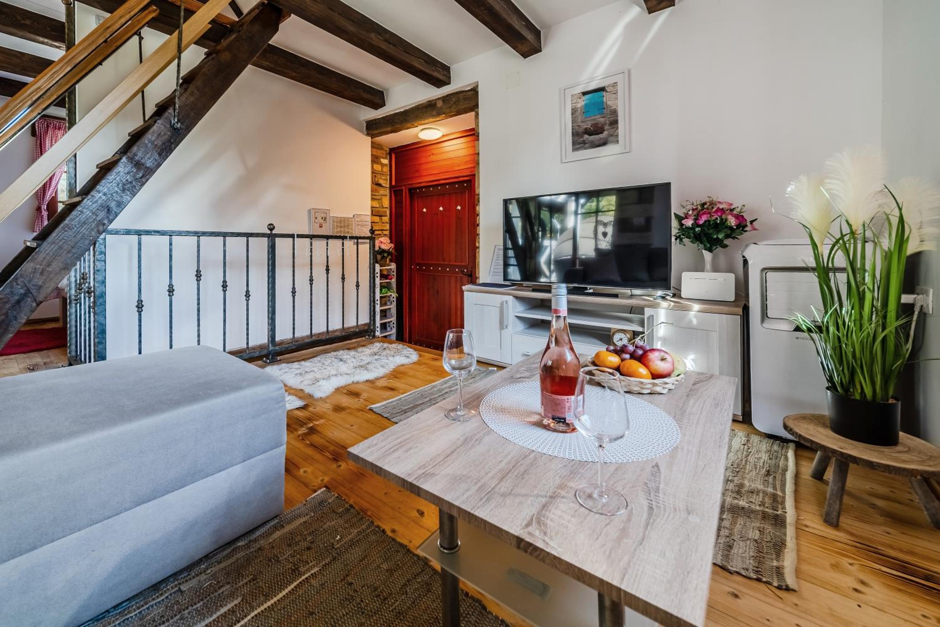 Nature Lodge With Sauna and Hot Tub - Happy Rentals