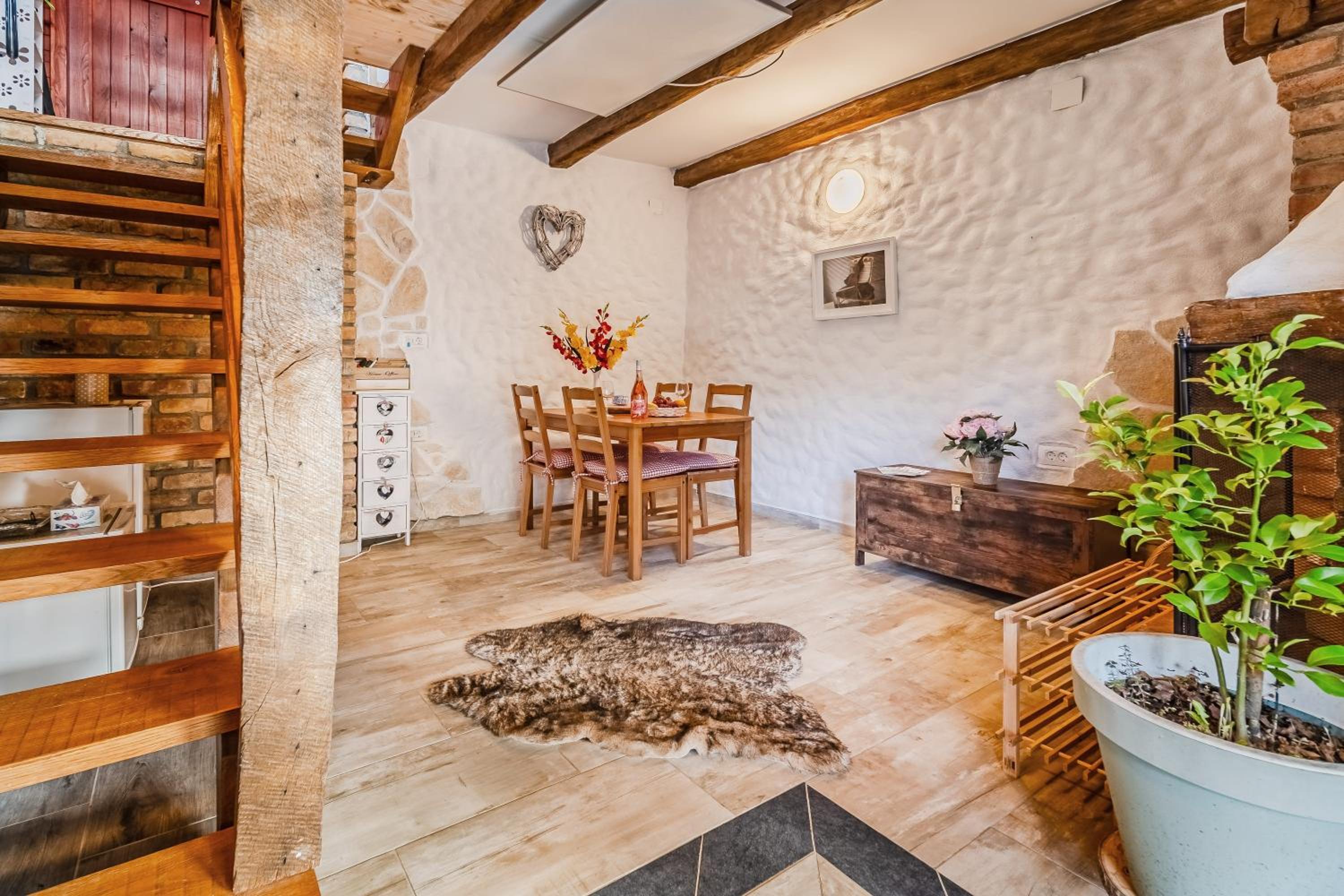 Nature Lodge With Sauna and Hot Tub - Happy Rentals