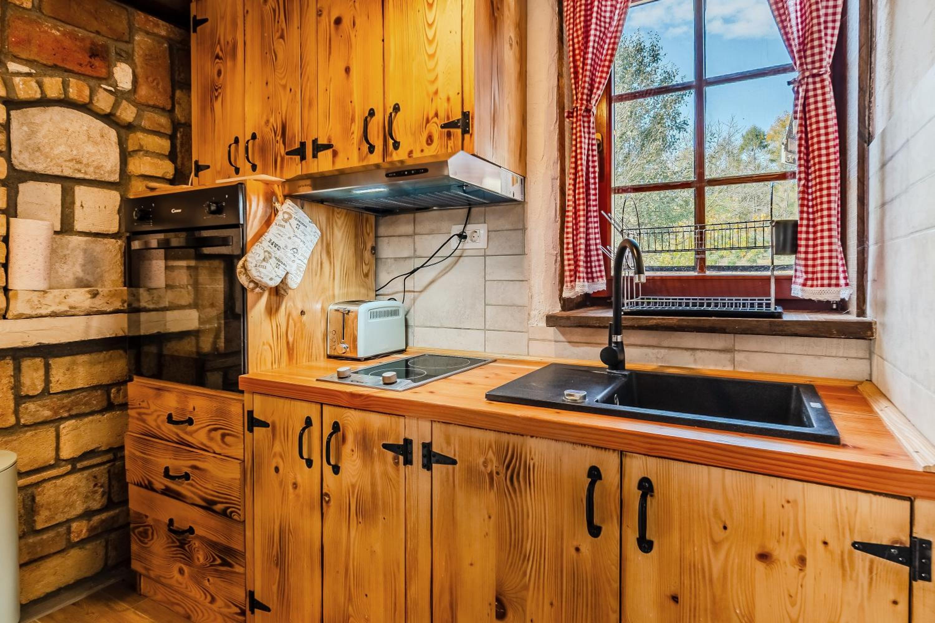 Nature Lodge With Sauna and Hot Tub - Happy Rentals