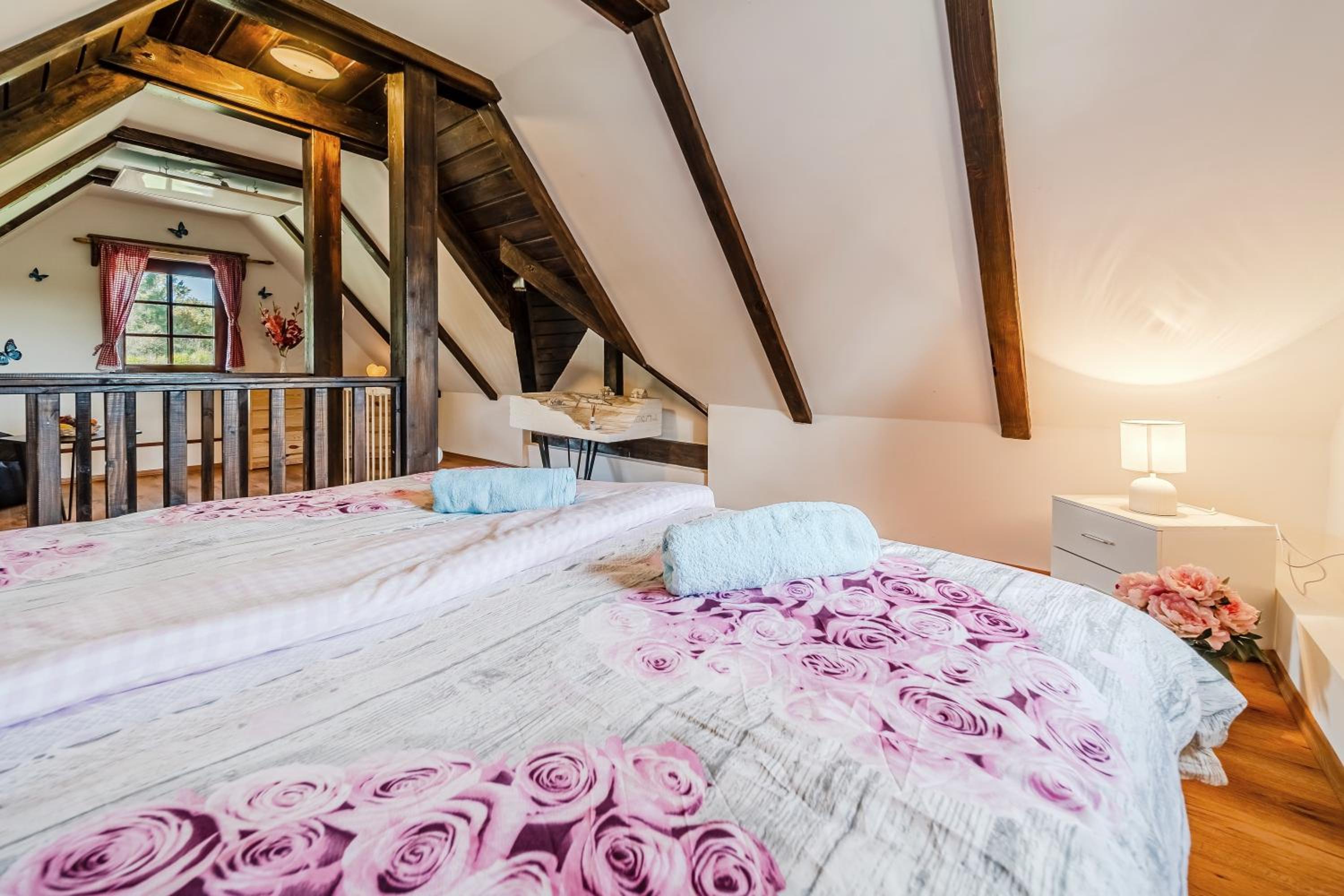 Nature Lodge With Sauna and Hot Tub - Happy Rentals