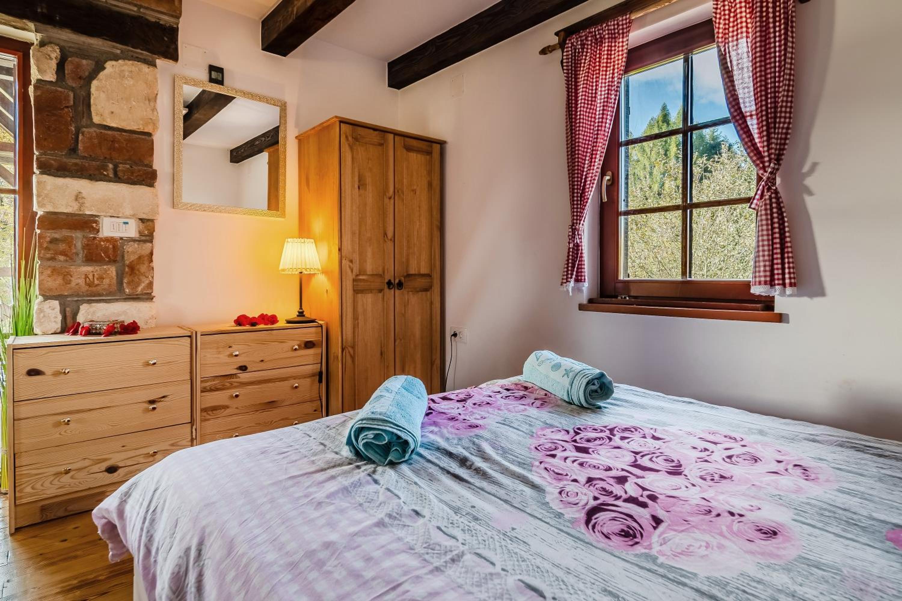 Nature Lodge With Sauna and Hot Tub - Happy Rentals
