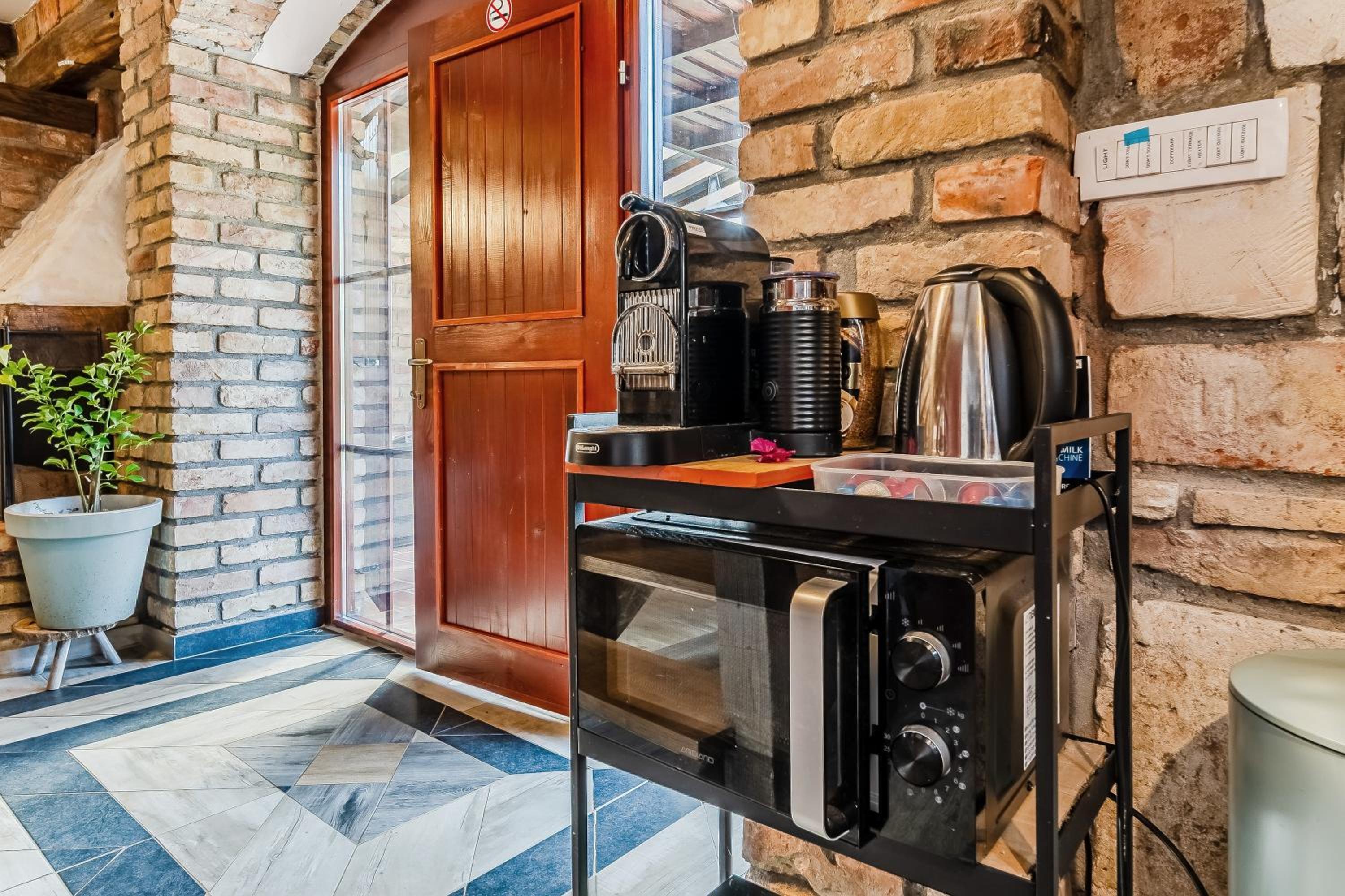 Nature Lodge With Sauna and Hot Tub - Happy Rentals