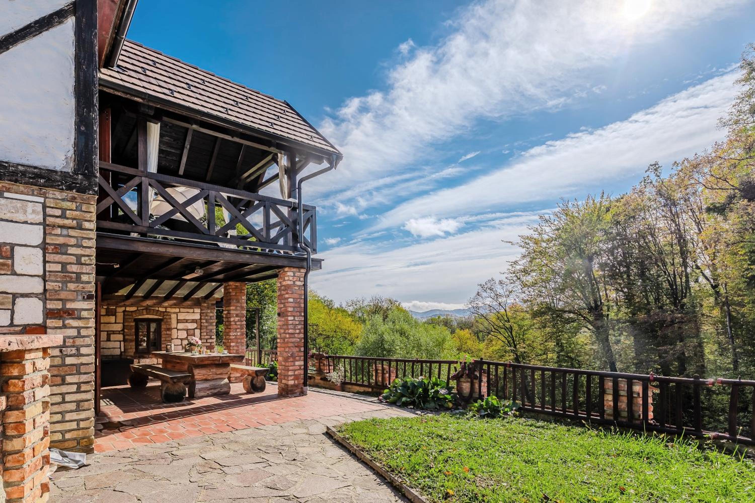 Nature Lodge With Sauna and Hot Tub - Happy Rentals