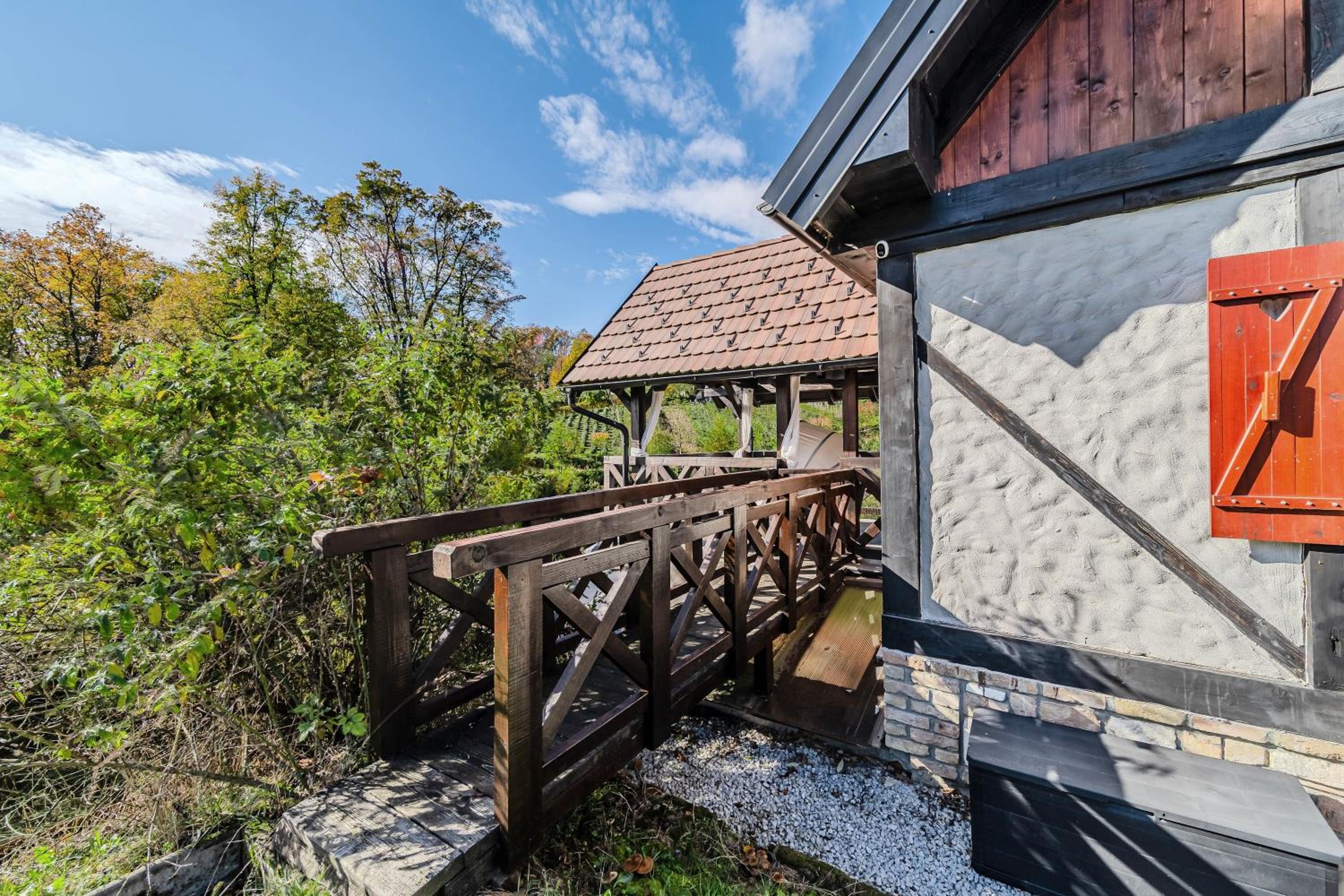Nature Lodge With Sauna and Hot Tub - Happy Rentals