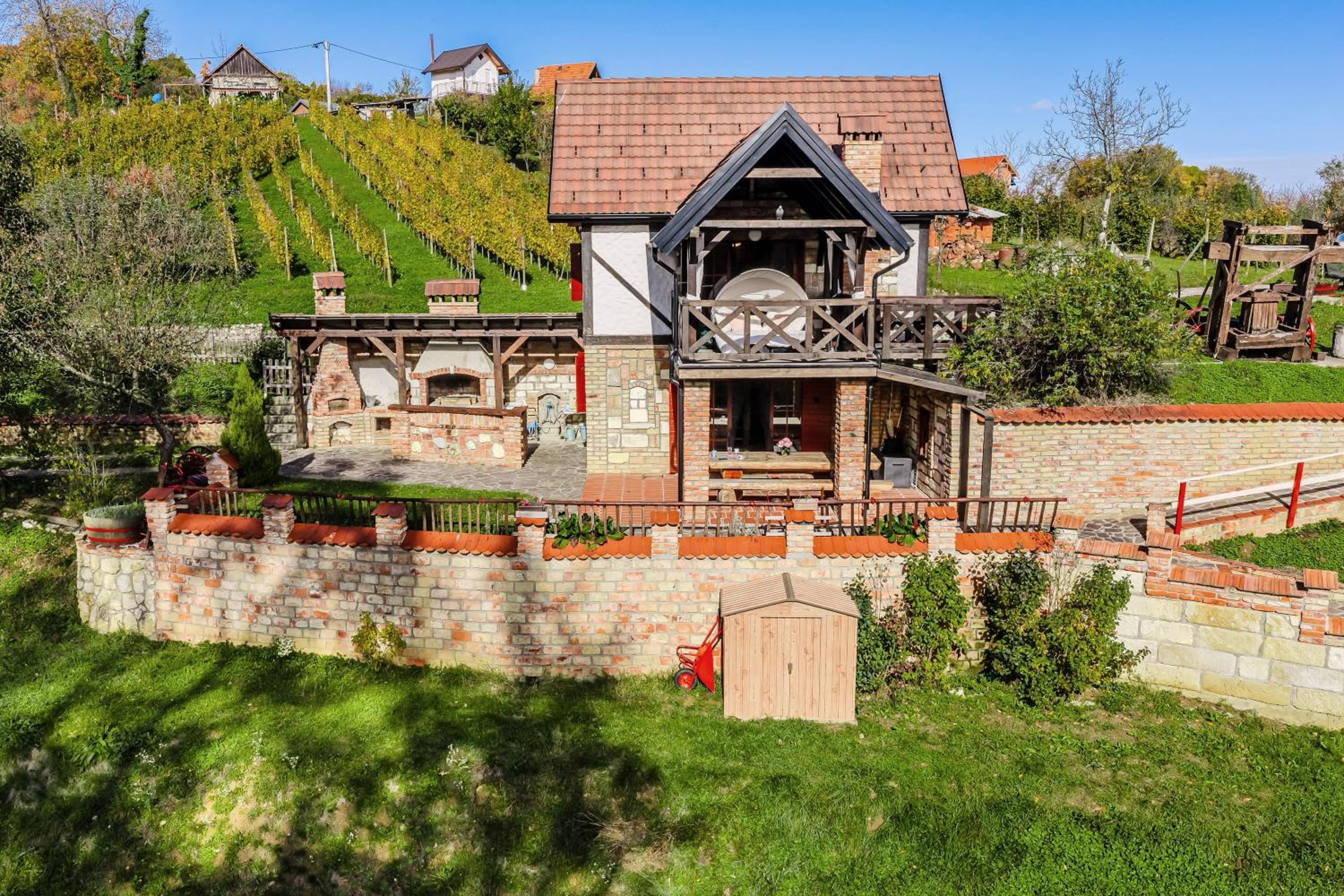 Nature Lodge With Sauna and Hot Tub - Happy Rentals