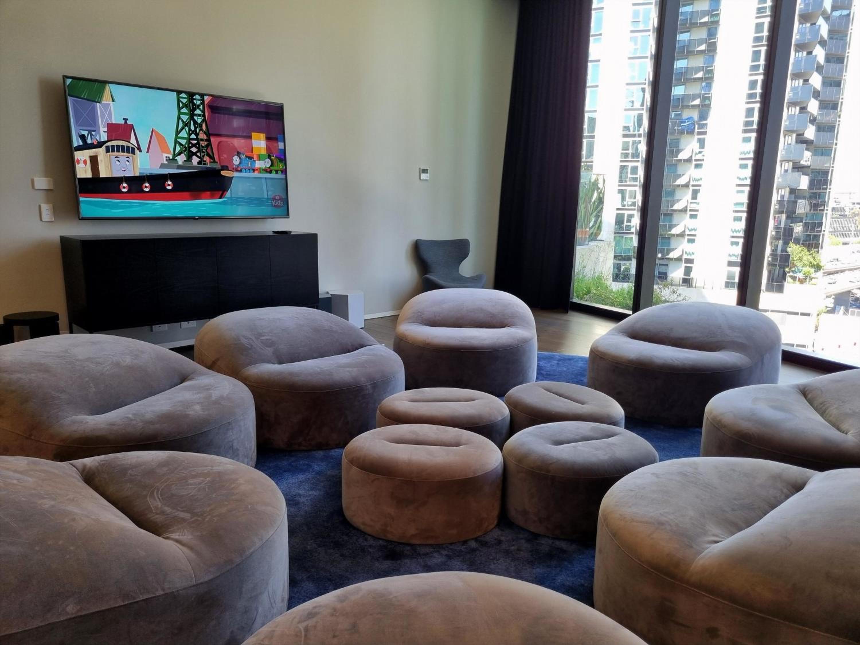 3BR Southbank Executive Apartment, Free Parking, Bay Views, Walk to Crown