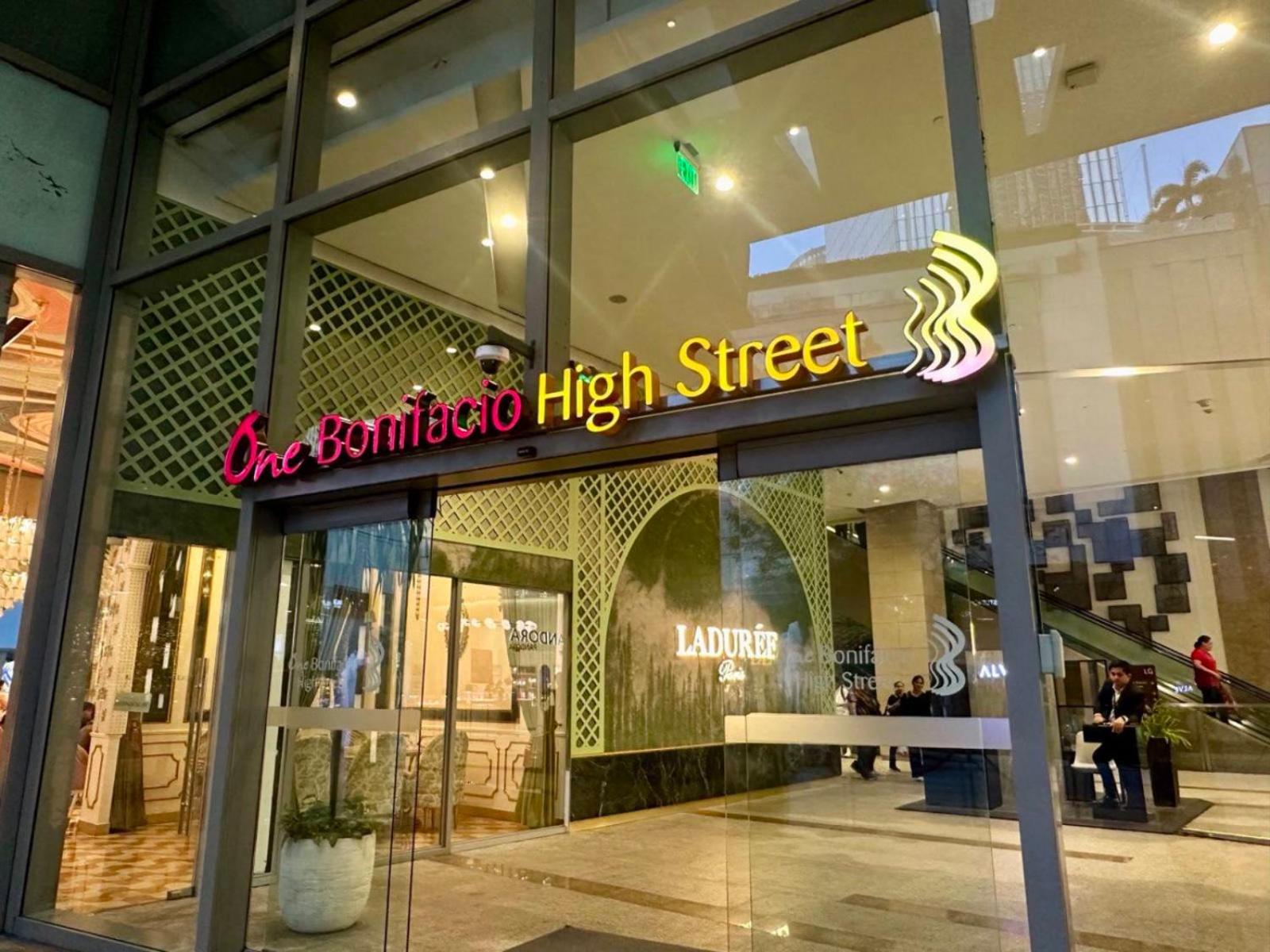 Spacious 1BR with 300MBPS Internet near High Street BGC