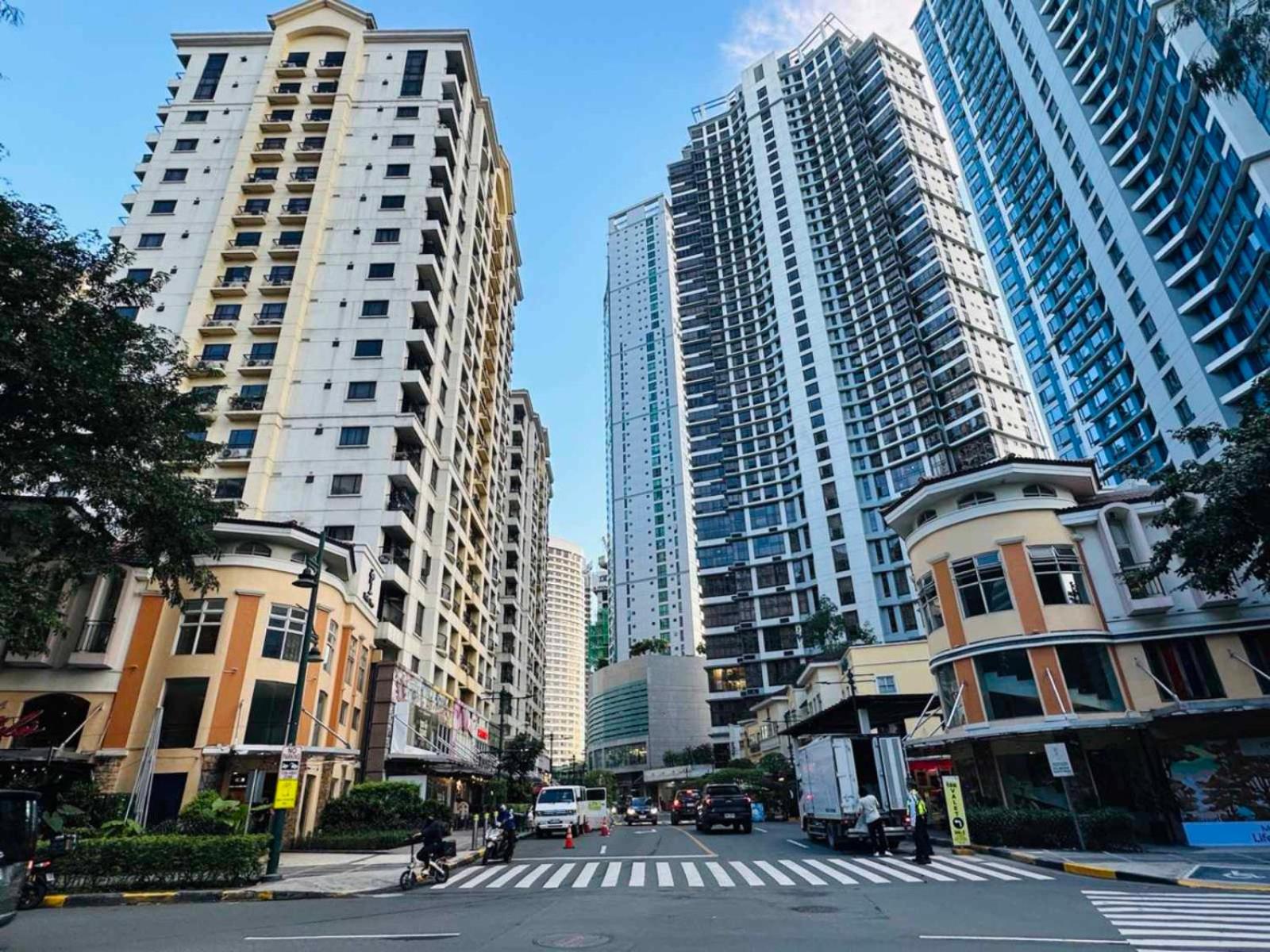 Spacious 1BR with 300MBPS Internet near High Street BGC