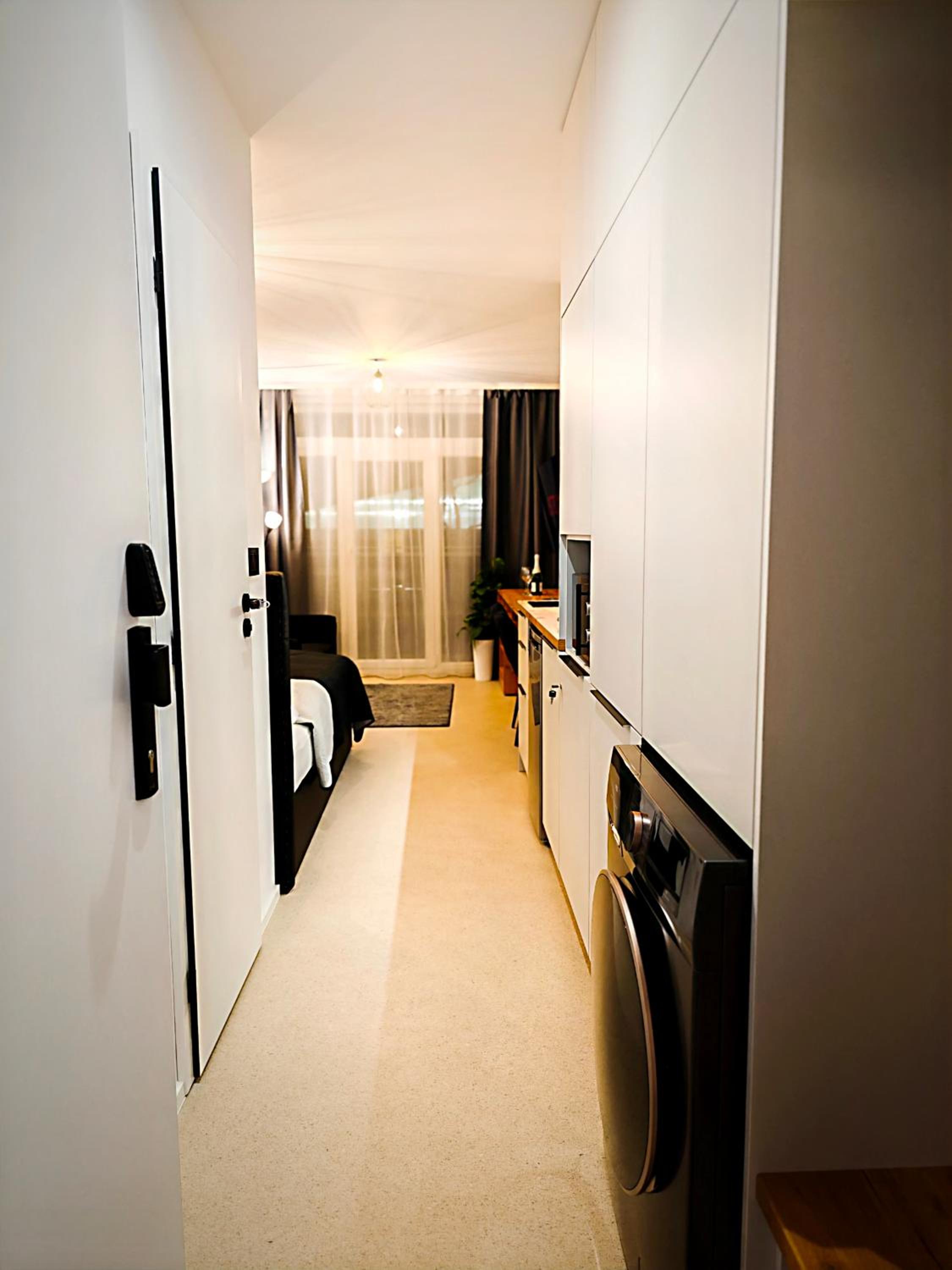 Axiom Suites - Zenith II - Netflix, HBO, Champagne
