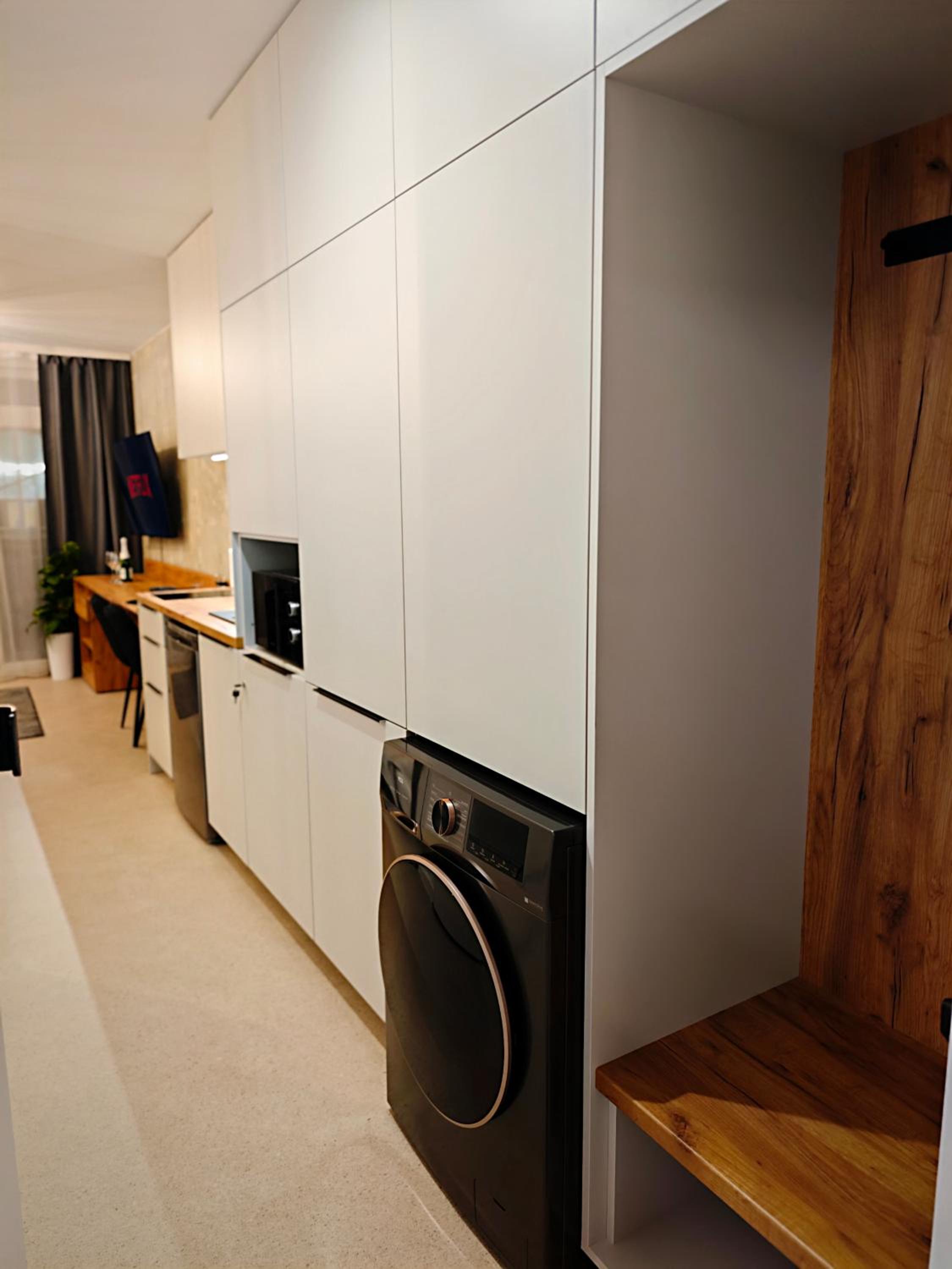 Axiom Suites - Zenith II - Netflix, HBO, Champagne
