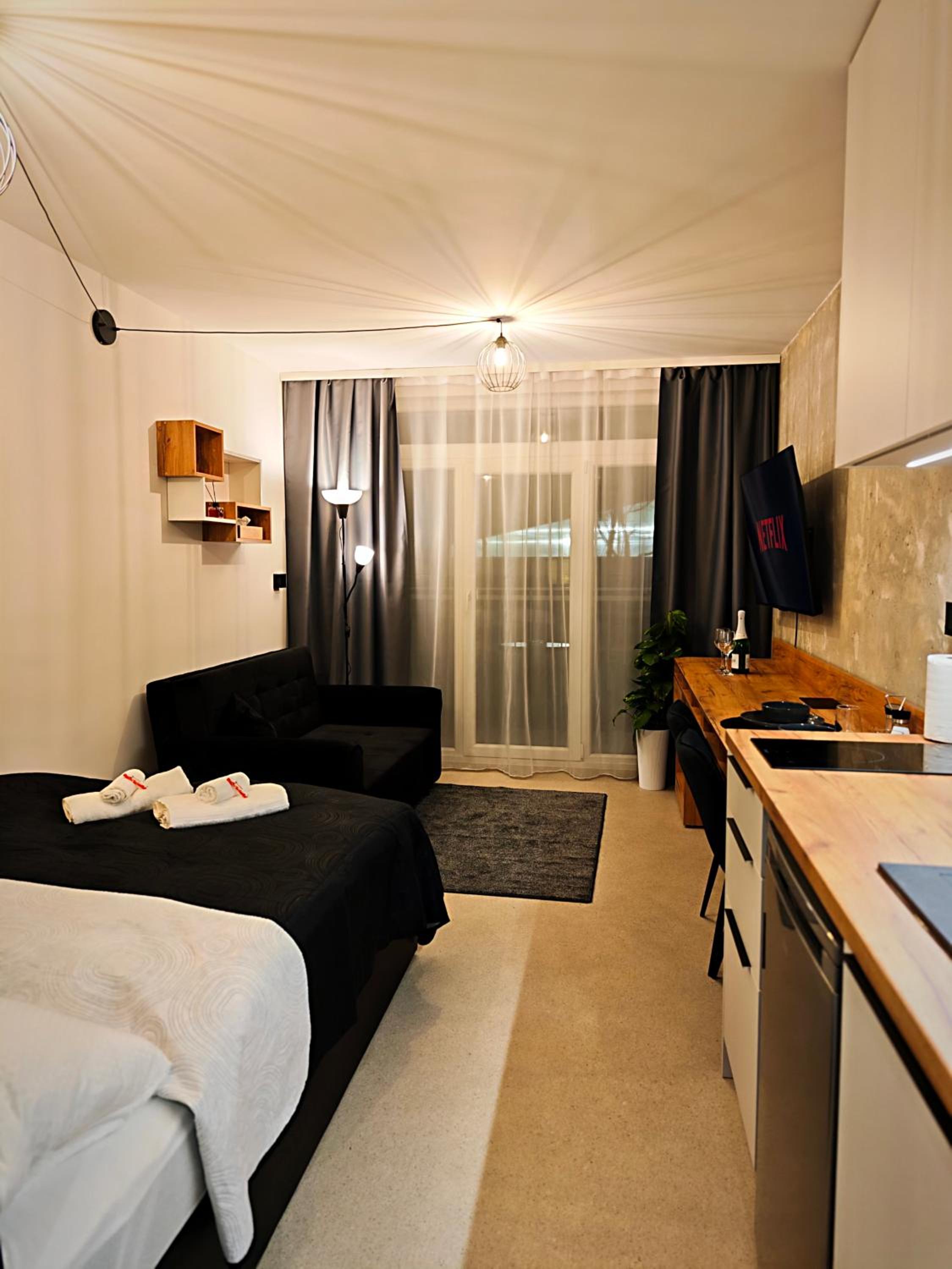 Axiom Suites - Zenith II - Netflix, HBO, Champagne
