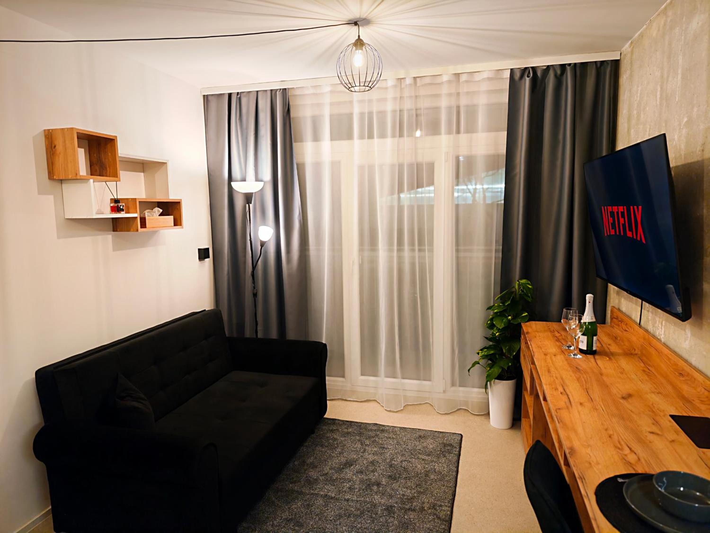 Axiom Suites - Zenith II - Netflix, HBO, Champagne