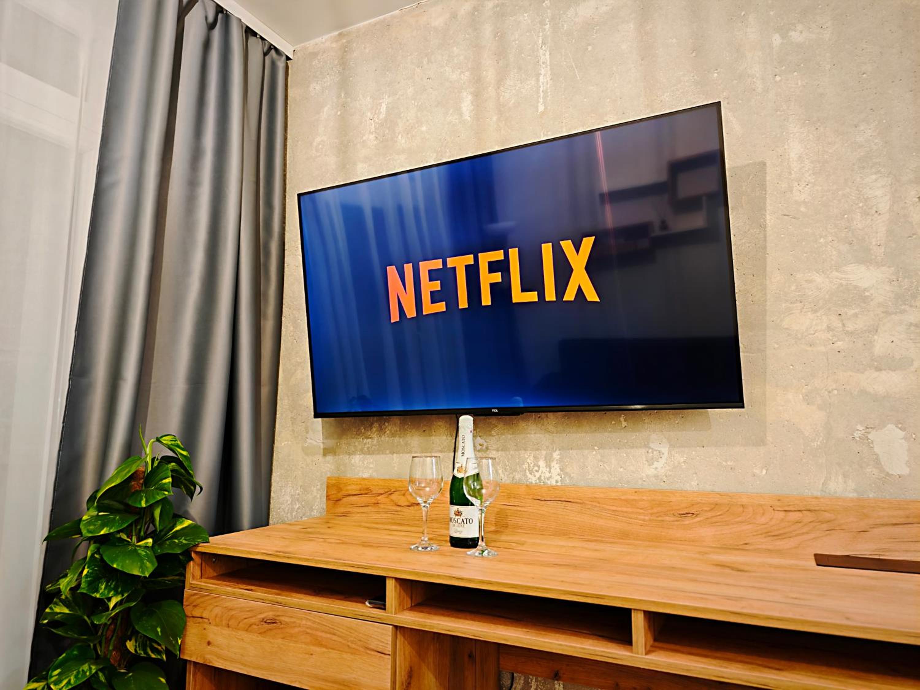 Axiom Suites - Zenith II - Netflix, HBO, Champagne