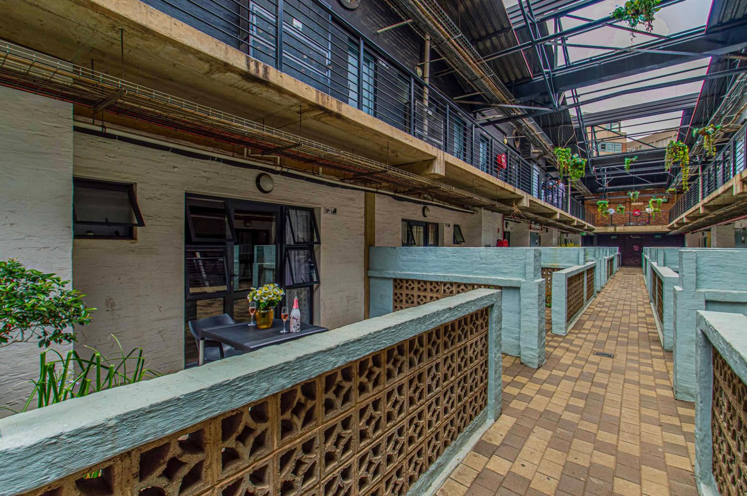 Craftmanship Black Diamond Apartment with Wi-fi and parking, Maboneng