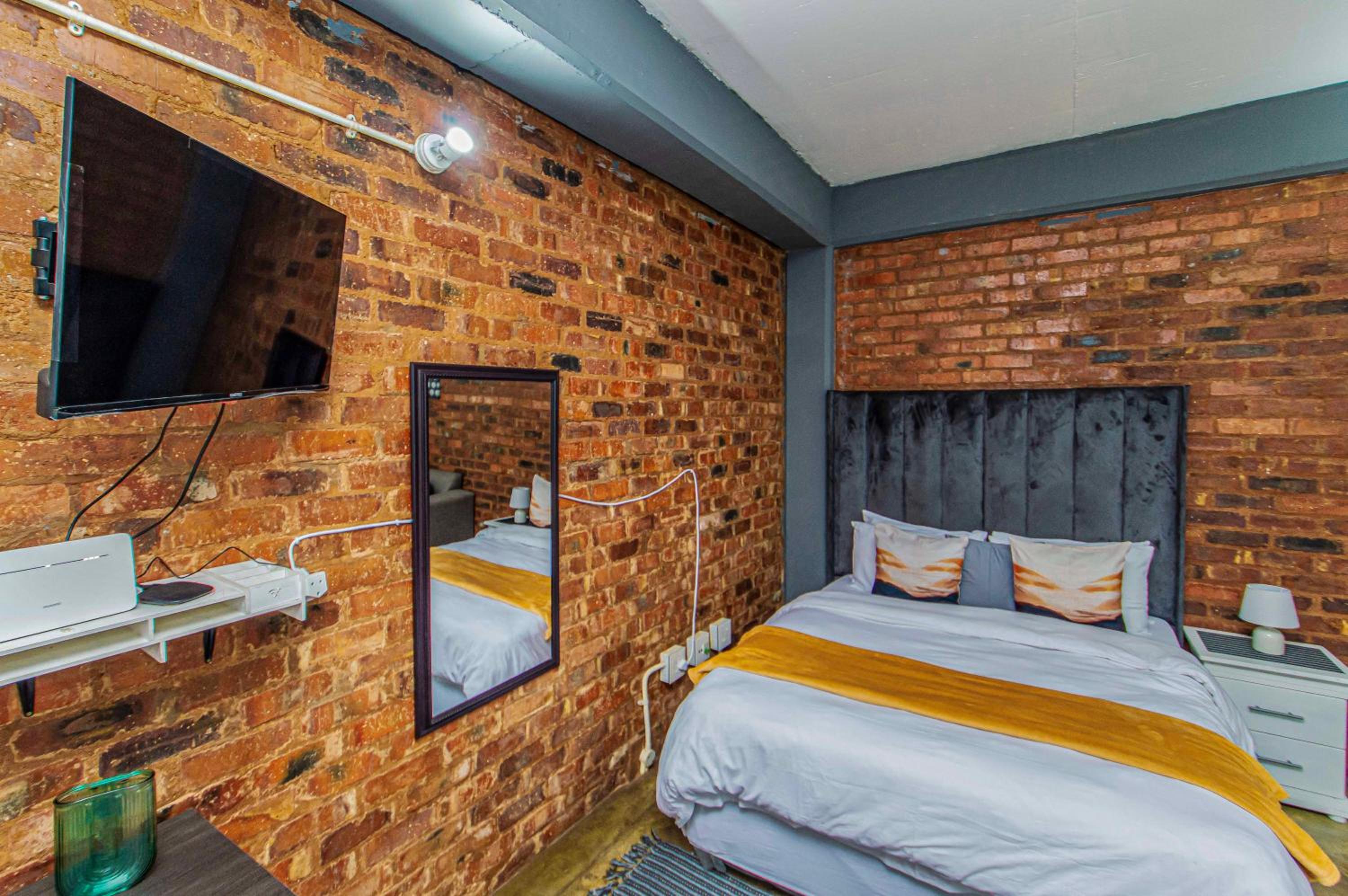 Craftmanship Black Diamond Apartment with Wi-fi and parking, Maboneng