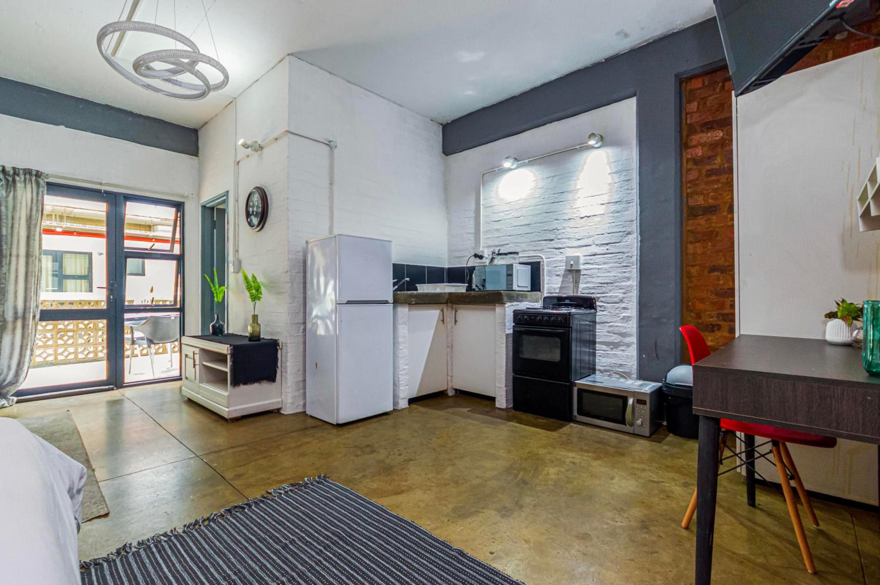 Craftmanship Black Diamond Apartment with Wi-fi and parking, Maboneng