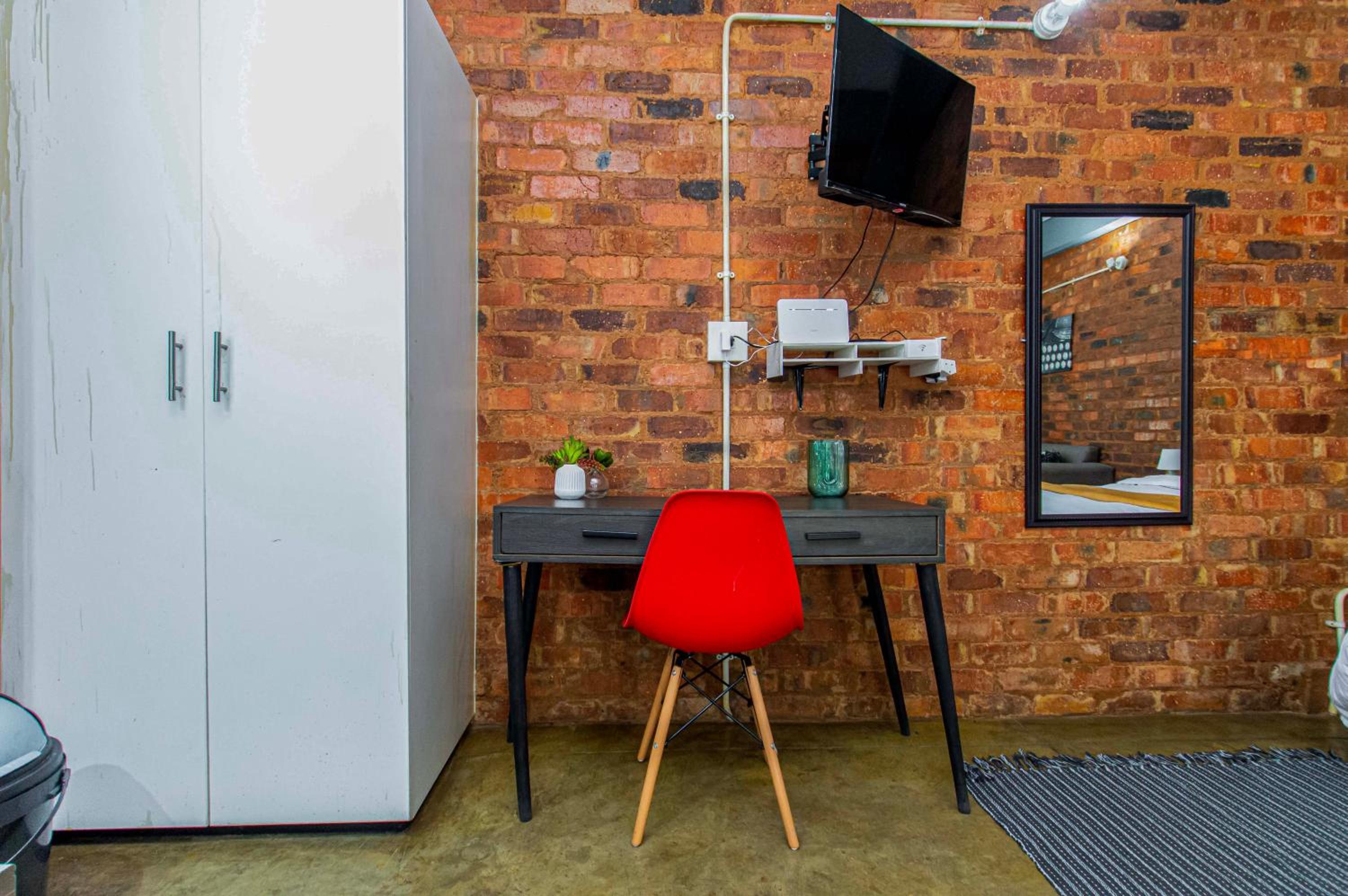 Craftmanship Black Diamond Apartment with Wi-fi and parking, Maboneng