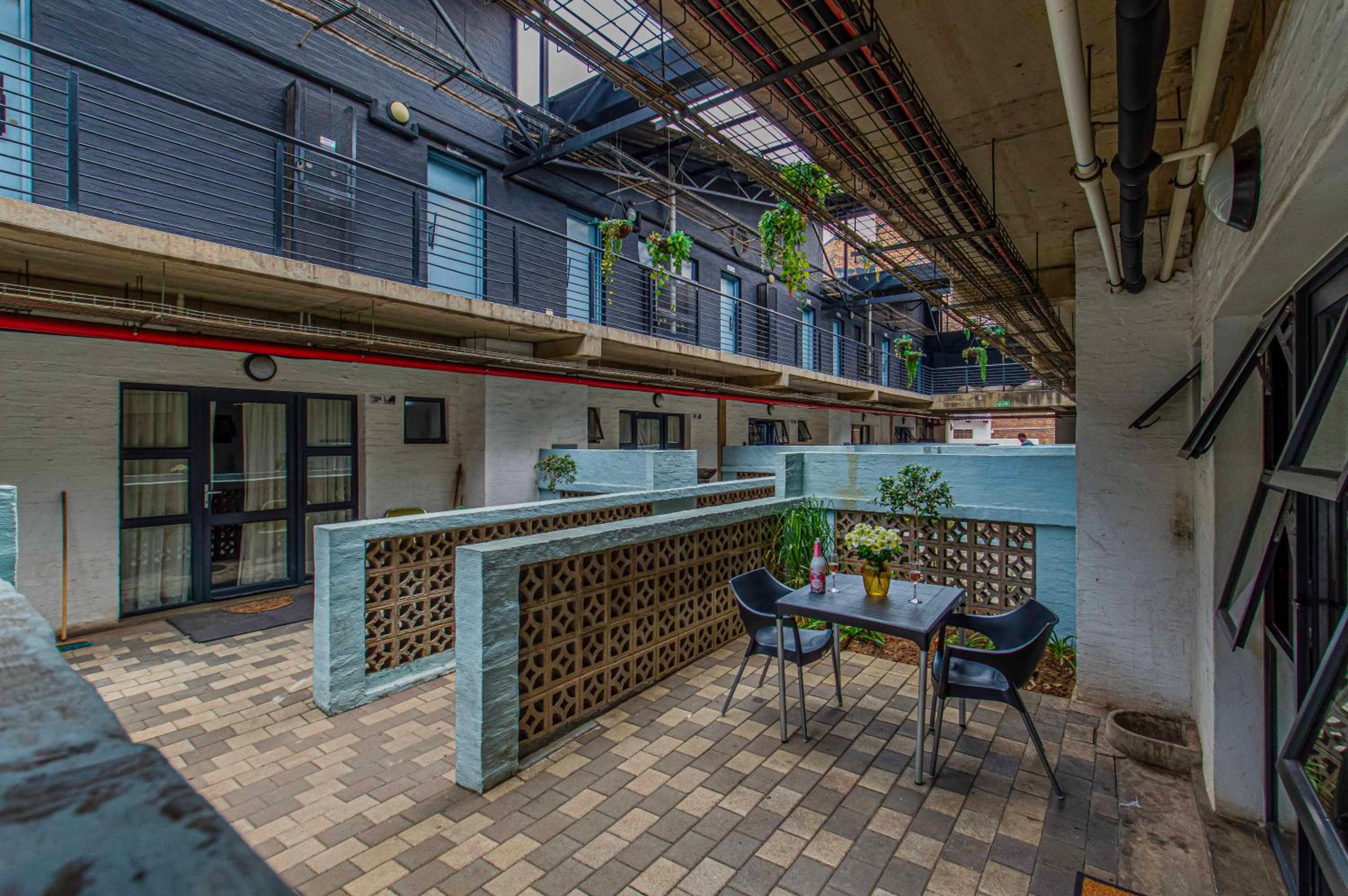 Craftmanship Black Diamond Apartment with Wi-fi and parking, Maboneng