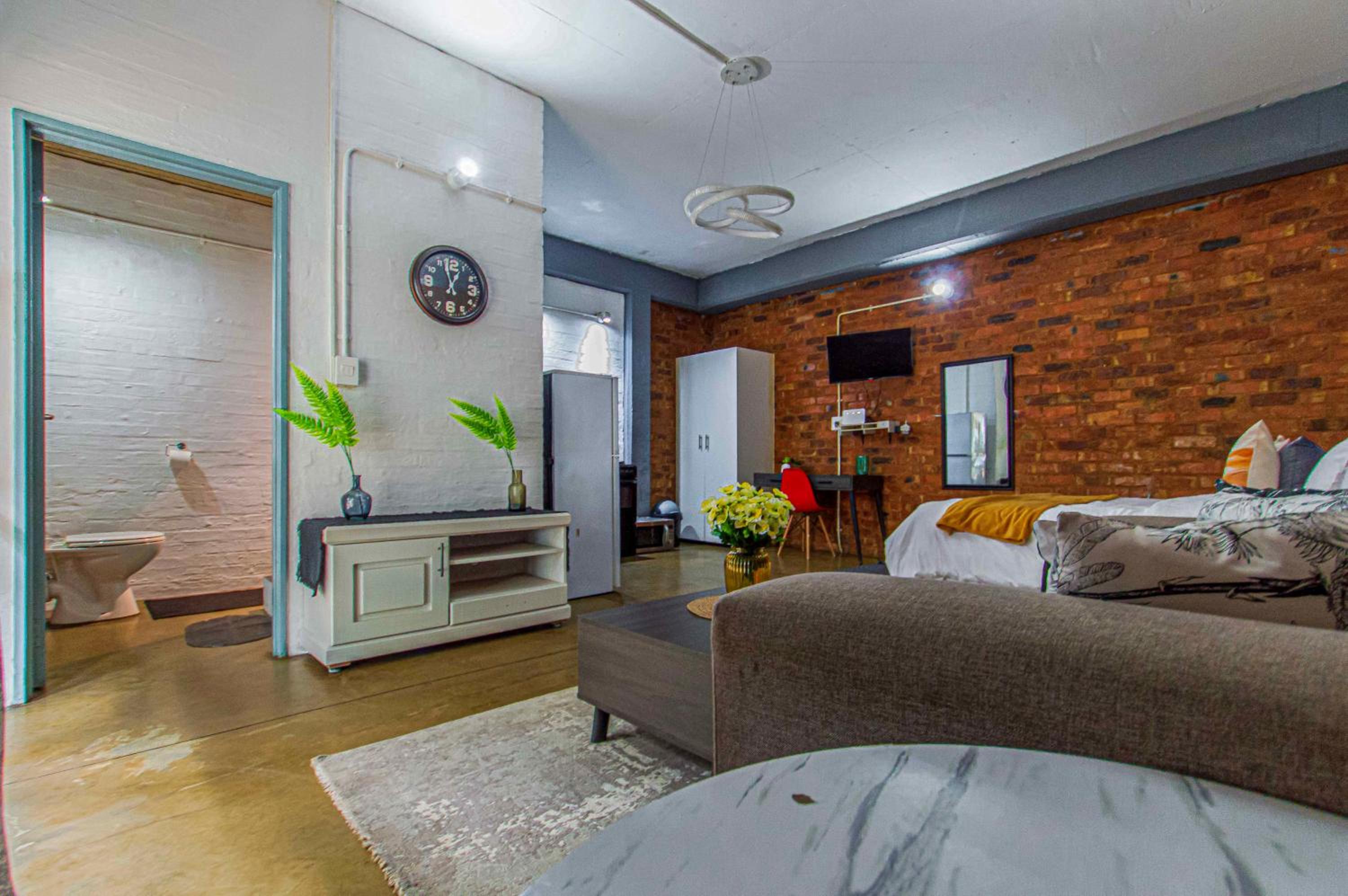 Craftmanship Black Diamond Apartment with Wi-fi and parking, Maboneng