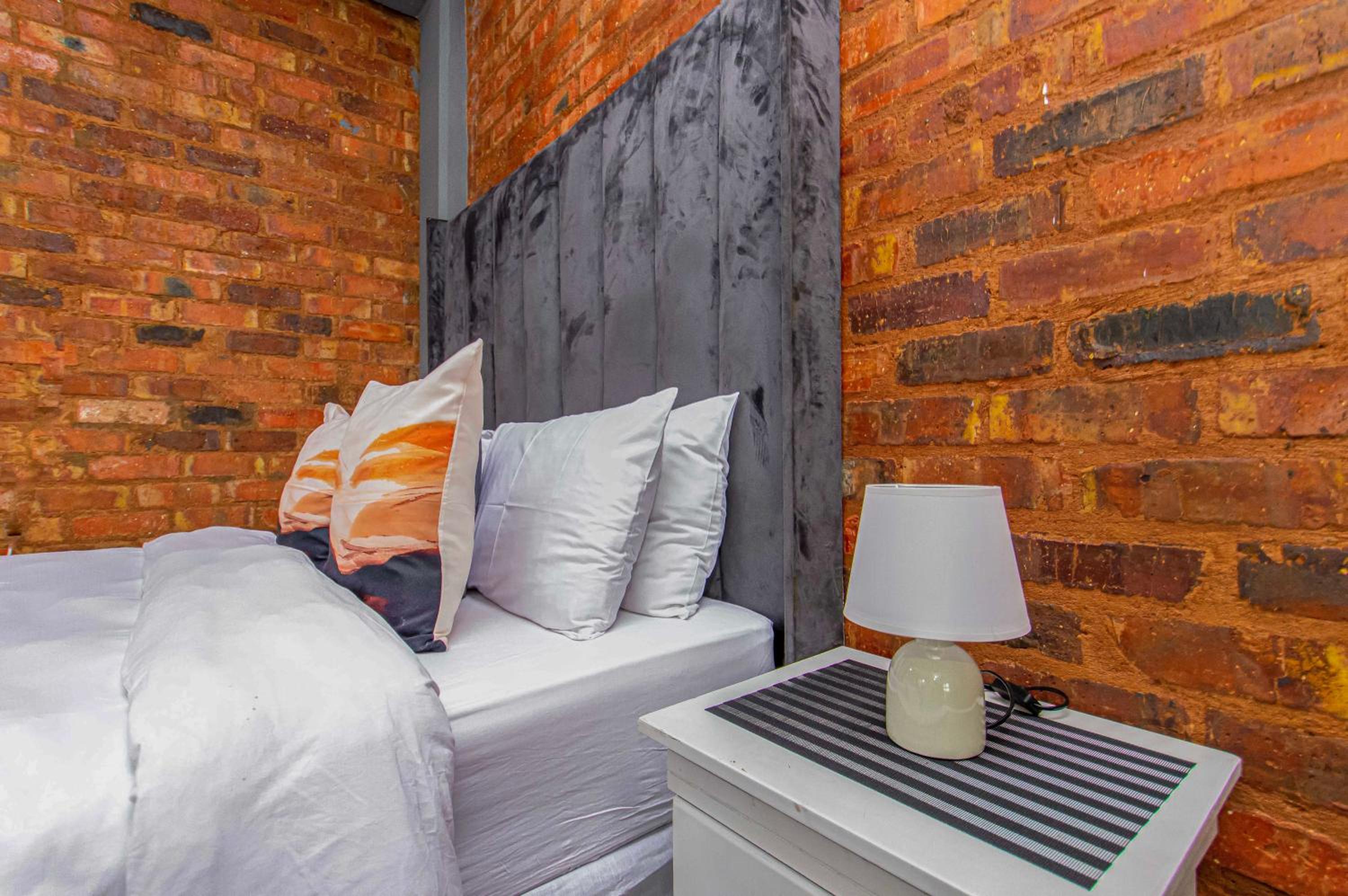 Craftmanship Black Diamond Apartment with Wi-fi and parking, Maboneng