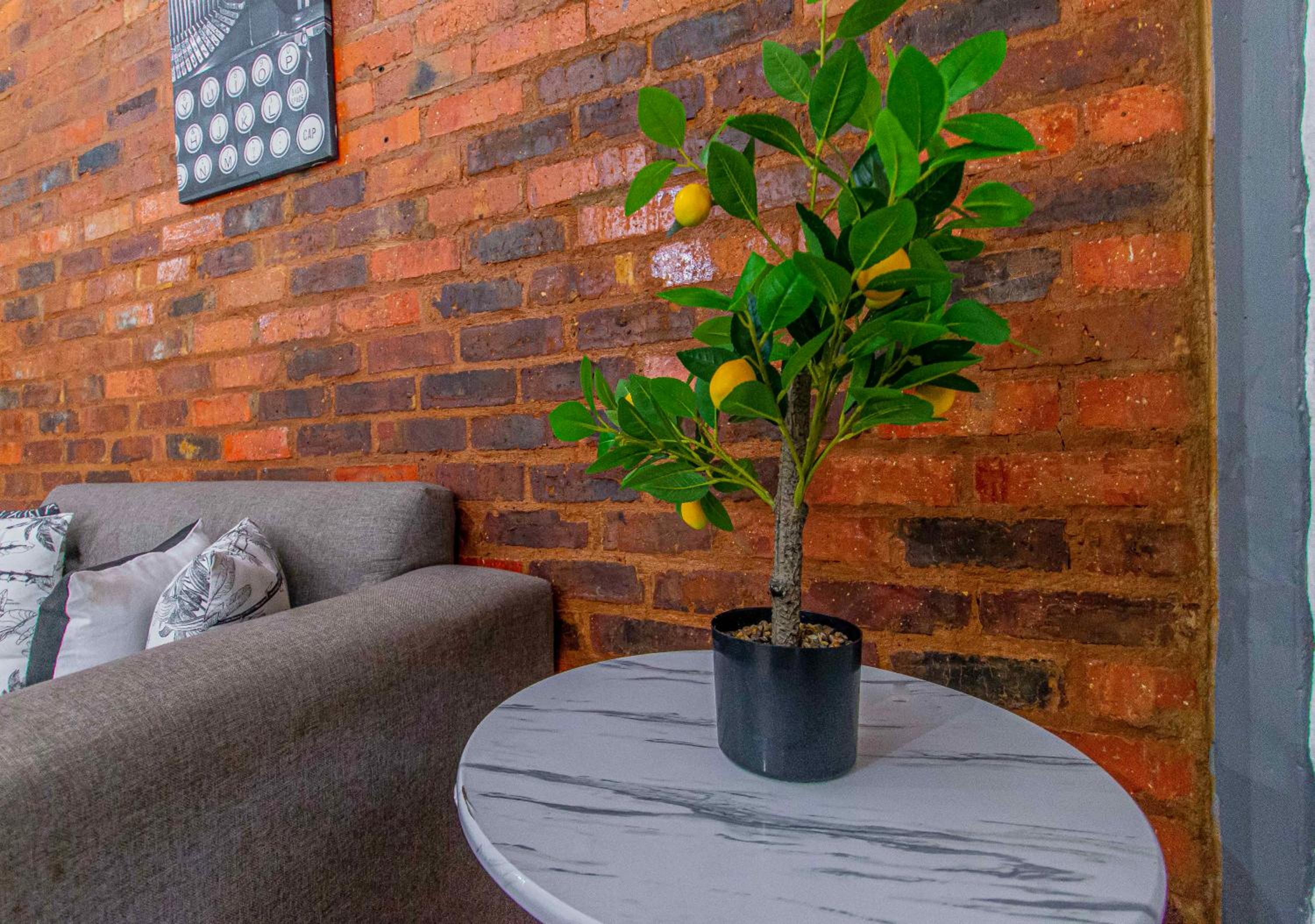 Craftmanship Black Diamond Apartment with Wi-fi and parking, Maboneng