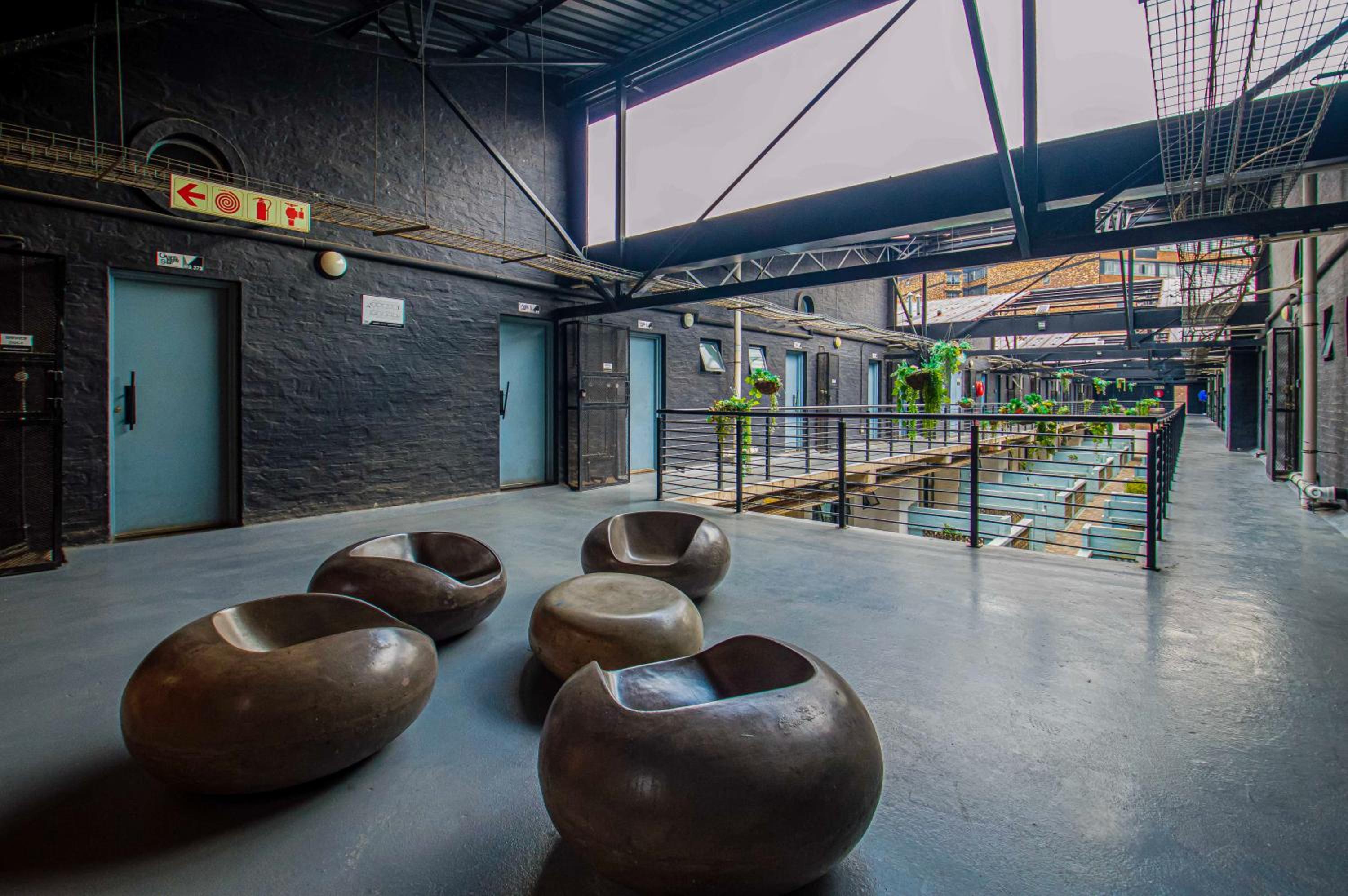 Craftmanship Black Diamond Apartment with Wi-fi and parking, Maboneng