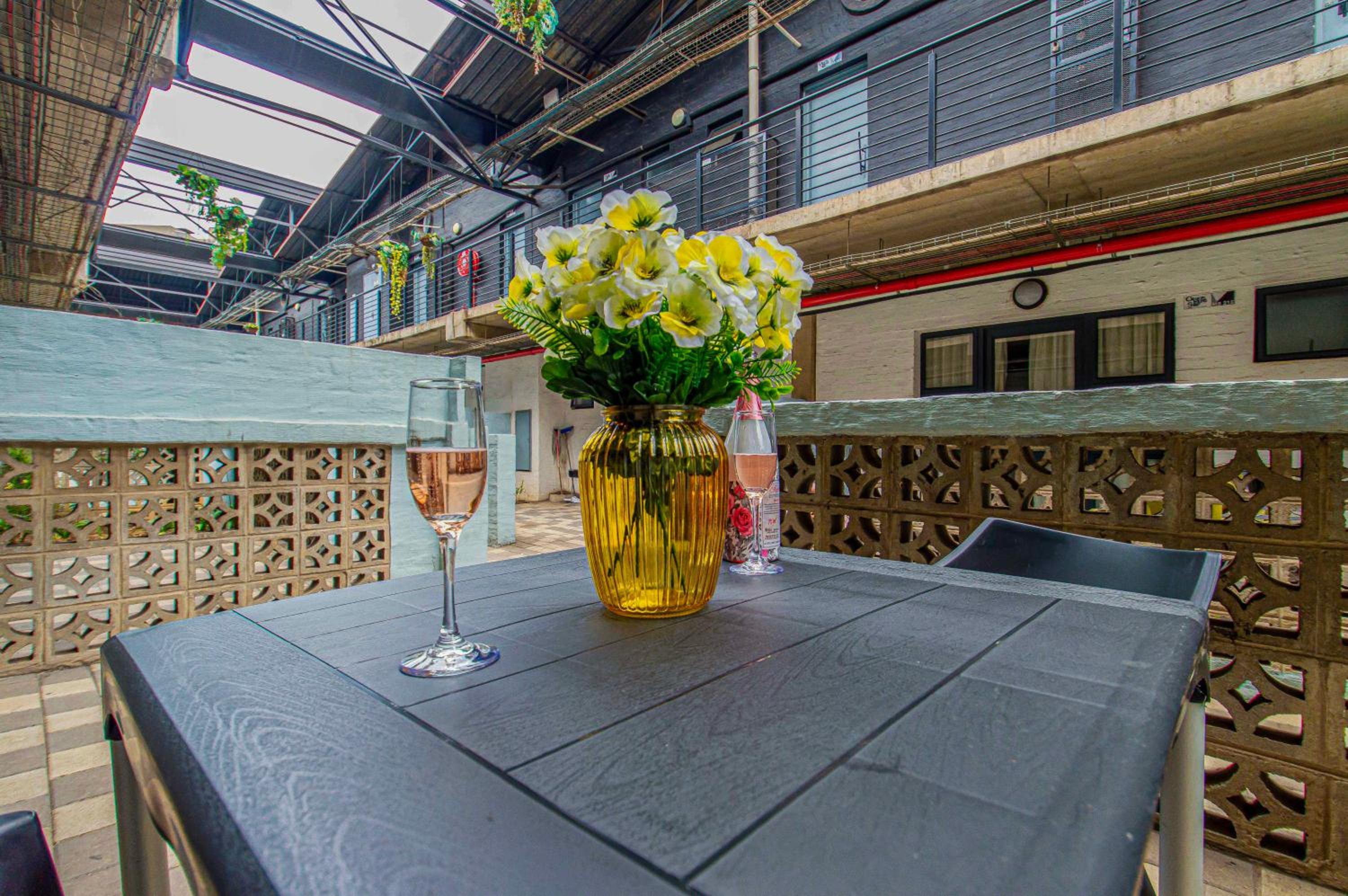 Craftmanship Black Diamond Apartment with Wi-fi and parking, Maboneng