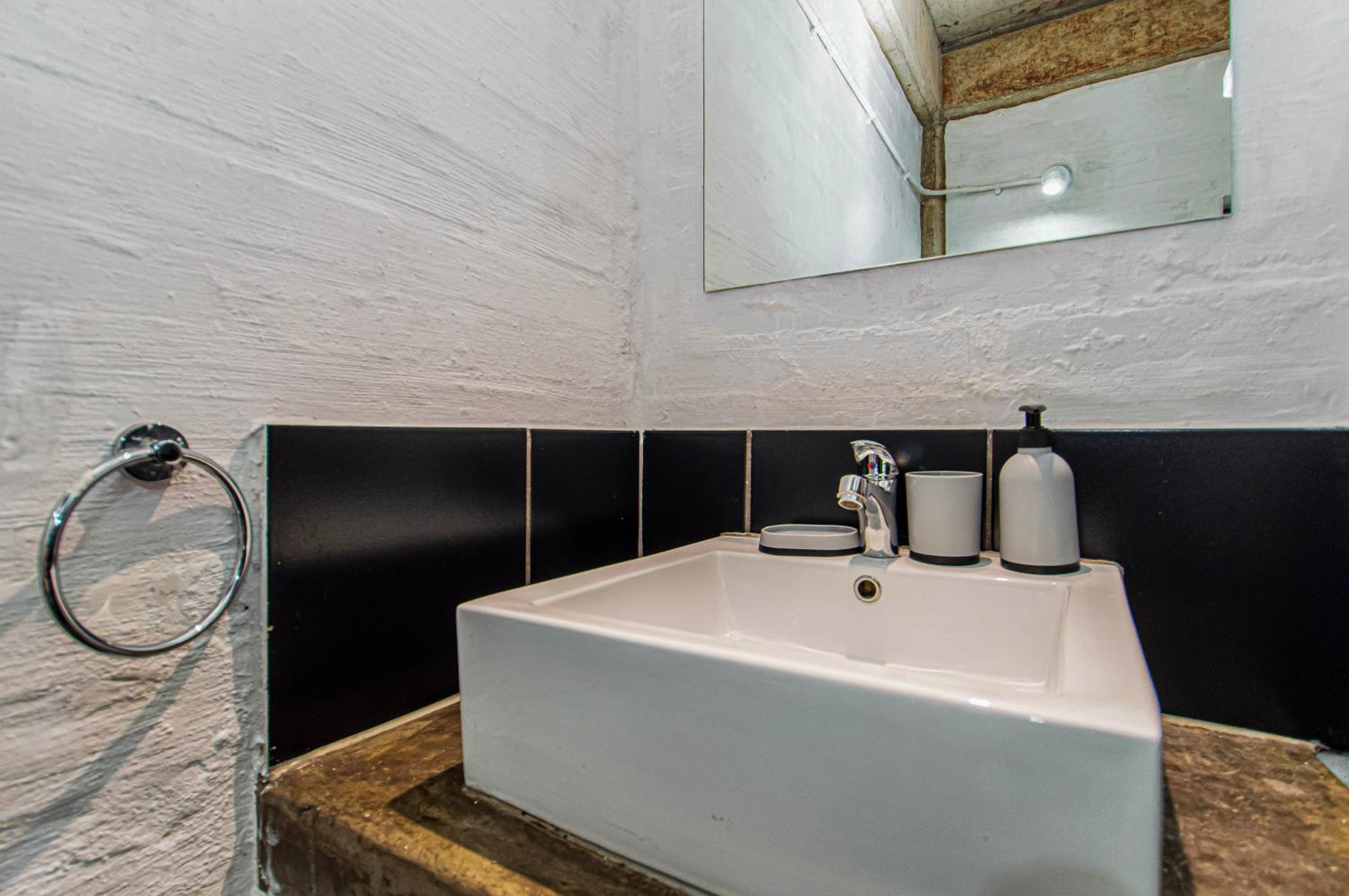 Craftmanship Black Diamond Apartment with Wi-fi and parking, Maboneng