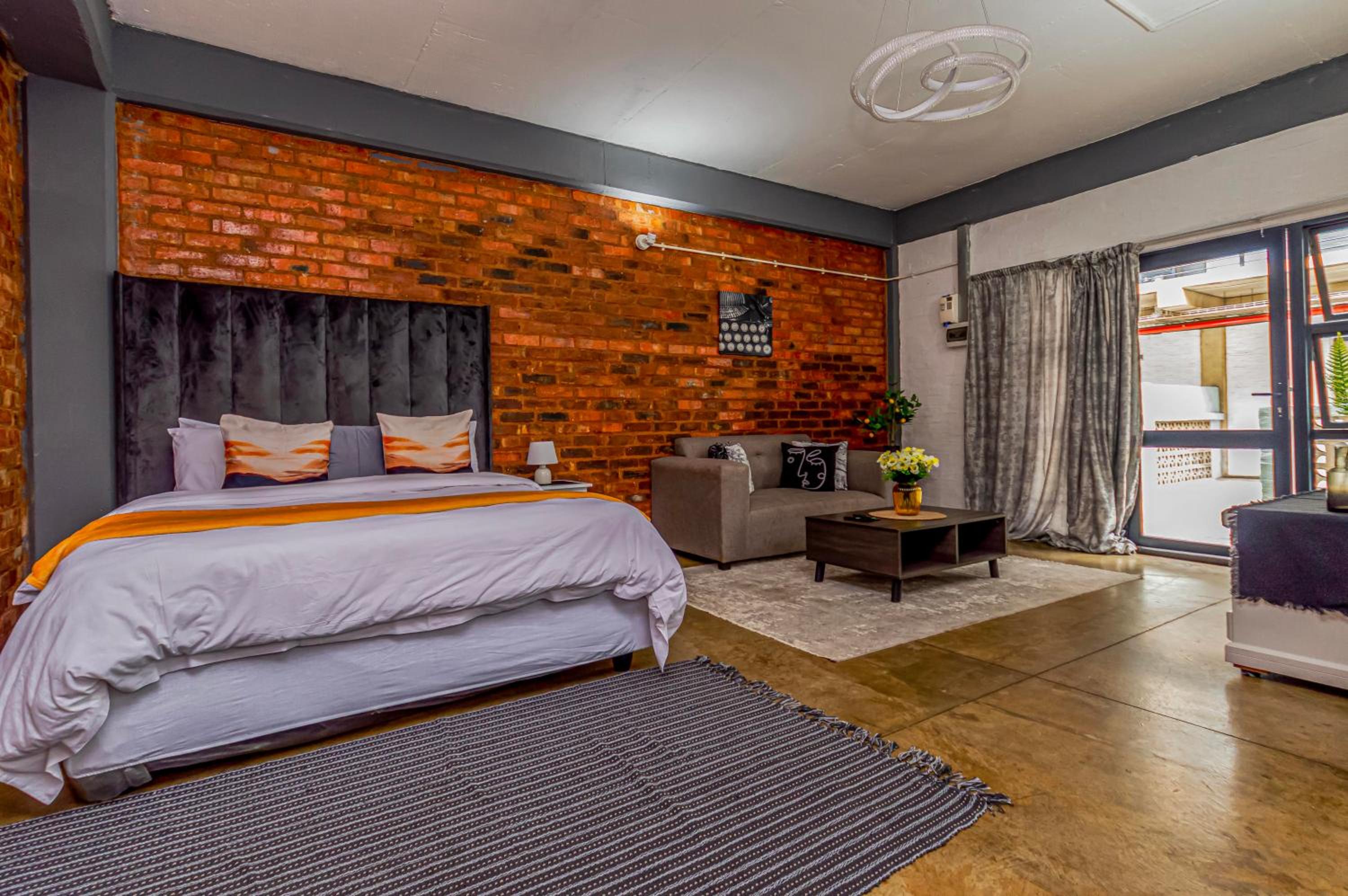 Craftmanship Black Diamond Apartment with Wi-fi and parking, Maboneng