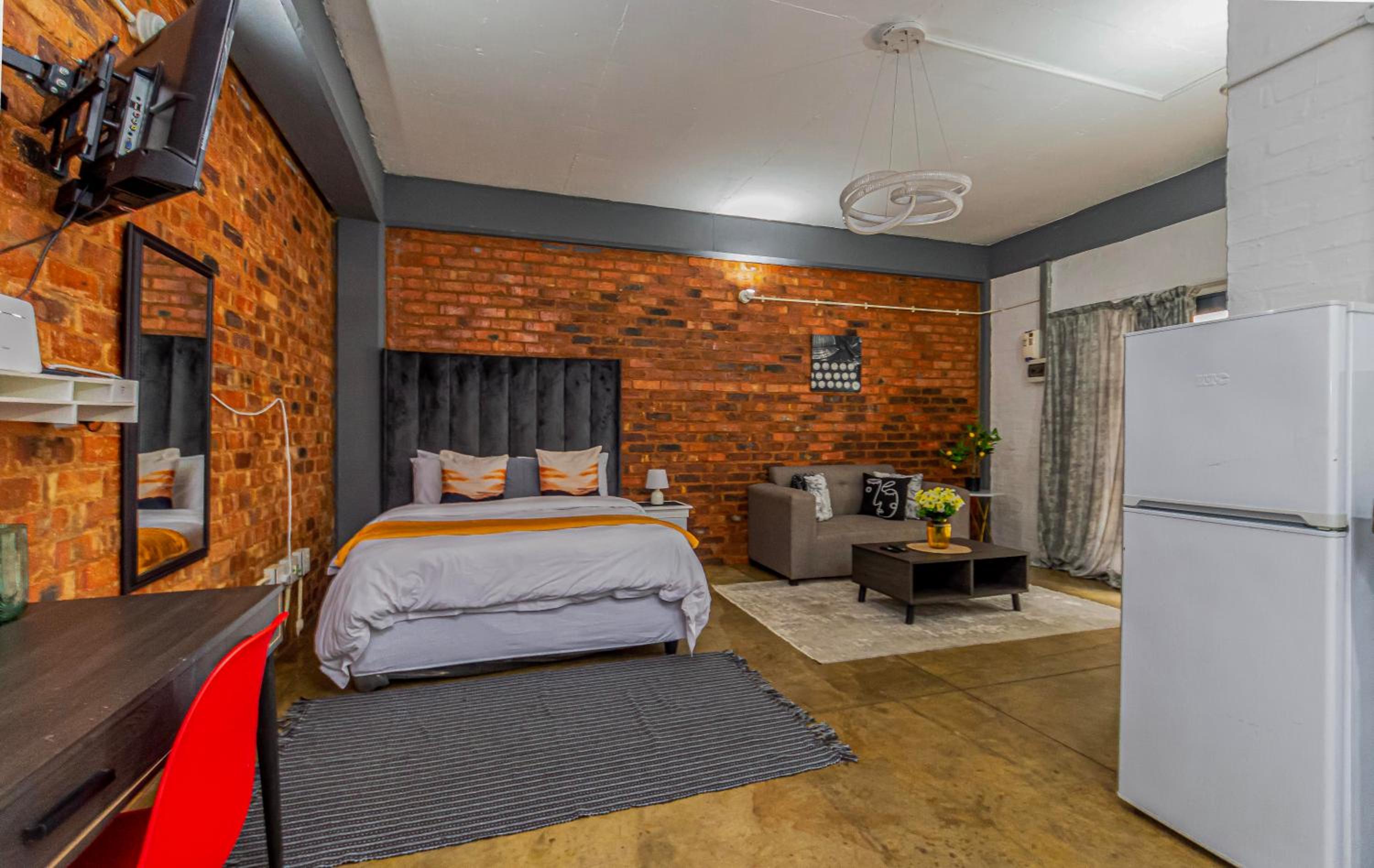 Craftmanship Black Diamond Apartment with Wi-fi and parking, Maboneng