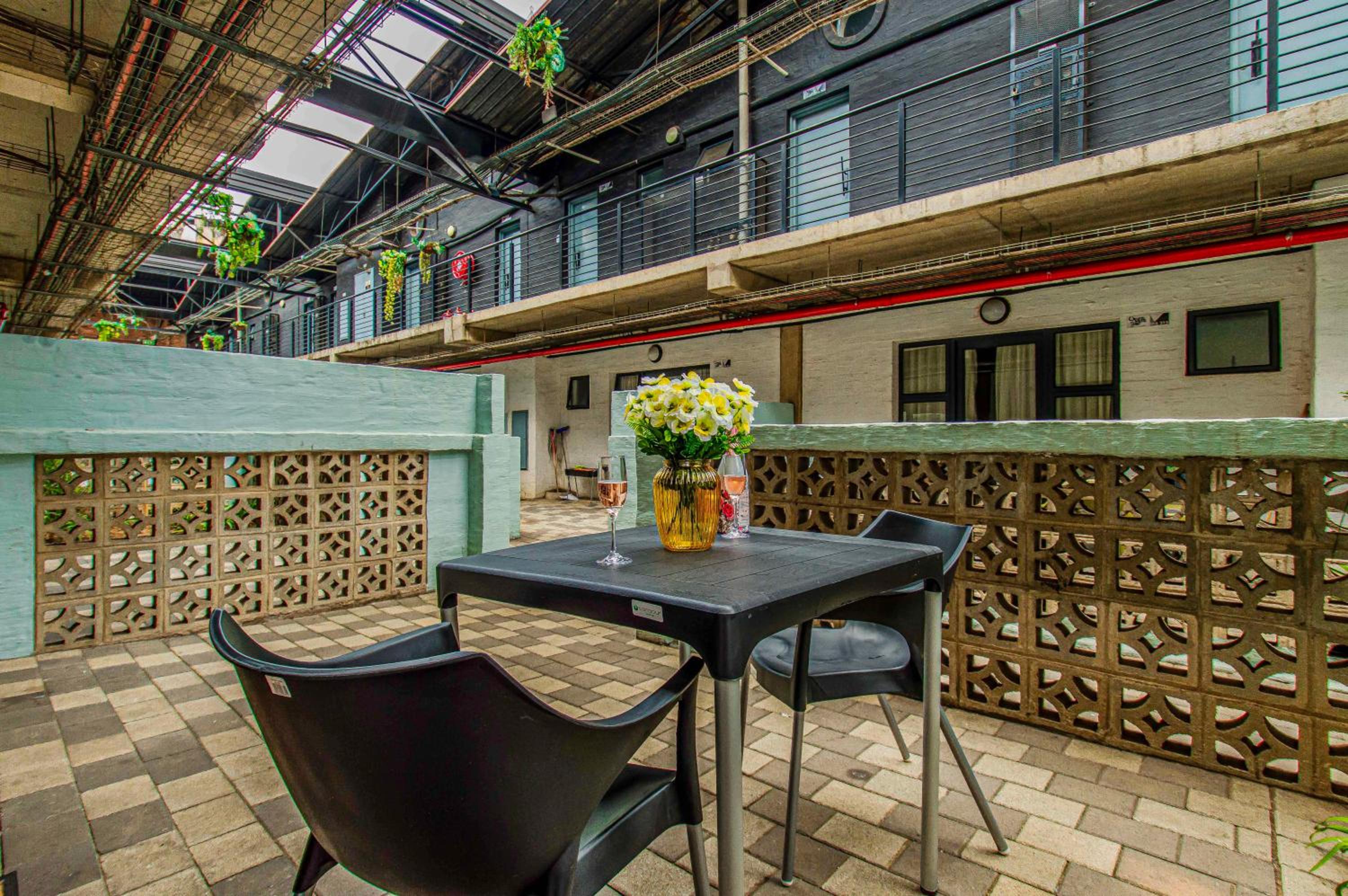 Craftmanship Black Diamond Apartment with Wi-fi and parking, Maboneng