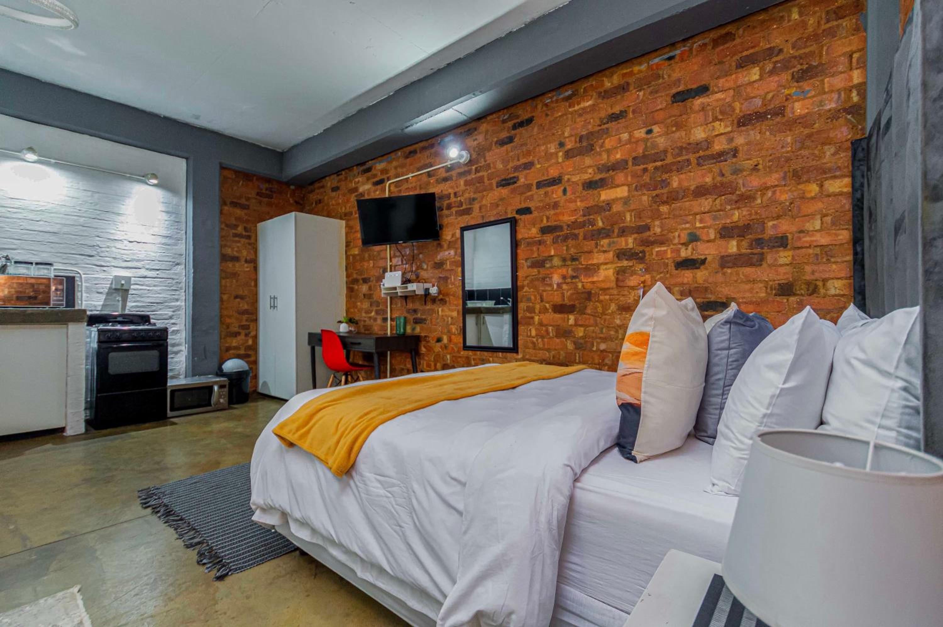 Craftmanship Black Diamond Apartment with Wi-fi and parking, Maboneng